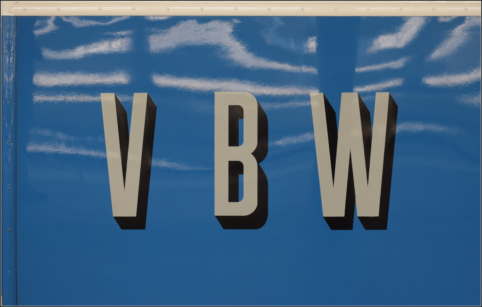 VBW-Logo auf BDe 4/4 36. Juni 2023.