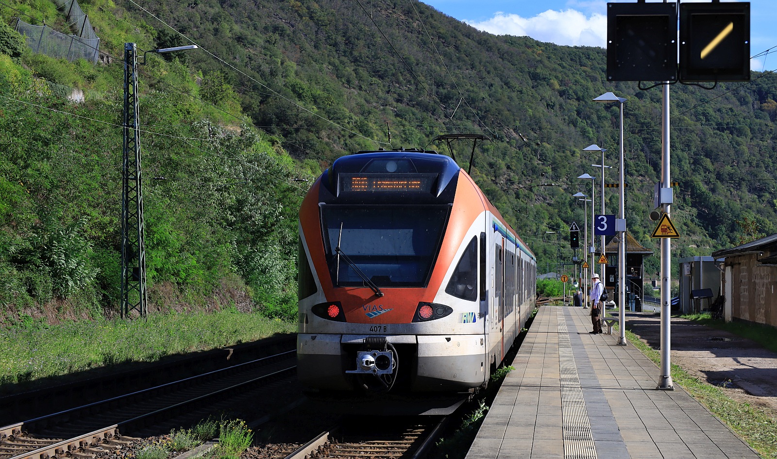 VIAS 407 428 141/641 + 828 241/341 auf dem Weg in die Abstellung am Bhf Kaub. 14.09.2023