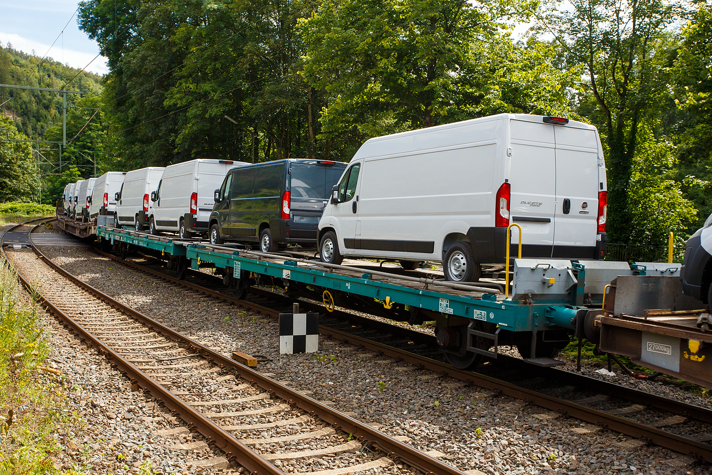 Vierachsige (2 x 2 achsige) Flachwageneinheit mit geradem Fußboden und Radvorlegern der Mercitalia Rail Srl., der Gattung Laadgrs. 21 83 4301 880-8 I-MIR, beladen mit 4 Nutzfahrzeuge (FIAT - Kastenwagen), 14 Juli 2024 im Zugverband bei einer Zugdurchfahrt im Bahnhof Kirchen (Sieg).

TECHNISCHE DATEN:
Gattung: Laadgrs
Spurweite: 1.435 mm
Anzahl der Achsen: 4 (2 x 2)
Länge über Puffer : 28.780 mm
Ladelänge : 27.060 mm 
Ladefläche: 80,8 m²
Fußbodenhöhe über SOK: 1.192 mm
Anzahl der Radvorleger: 16
Höchstgeschwindigkeit: 100 km/h  / 120 km/h (leer)
Eigengewicht: 26.000 kg
Nutzlast: 54 t ab Streckenklasse C
Achsabstände: 9.000 mm / unbek. / 9.000 mm 
Kleinster befahrb. Gleisbogenhalbmesser: 75 m
Bremse: 2 x O-GP (LL)
Bremssohle: J847
Handbremse: Ja
Intern. Verwendungsfähigkeit: RIV

Bedeutung der Gattung (Laadgrs):
L – Flachwagen in Sonderbauart mit zwei unabhängigen Radsätzen
aa - Wageneinheit
d - ohne Stockwerk, für die Beförderung von Kraftfahrzeugen
g - für den Transport von Containern eingerichtet
r  - Ladelänge min. 27 m
s - lauffähig bis 100 km/h (beladen)