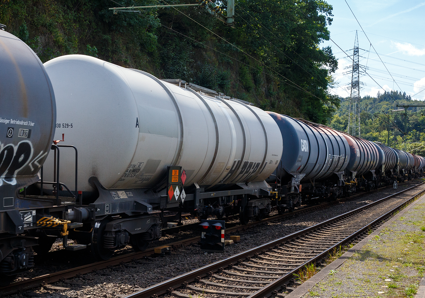 Vierachsige Drehgestell-Kesselwagen (Minerall-Kesselwagen) 37 84 7830 529-5 NL-WASCO der Gattung Zacns, der WASCOSA AG (die einen Teil der NACCO Flotte bernommen hat), laut Gefahrguttafel/Warntafel 30/1202 beladen mit mit Dieselkraftstoff, Gas- oder Heizl (leicht), am 08 August 2024 im Zugverband bei der Zugdurchfahrt in Scheuerfeld(Sieg). Die Internationale Verwendungsfhigkeit des Wagens ist TEN-GE. 