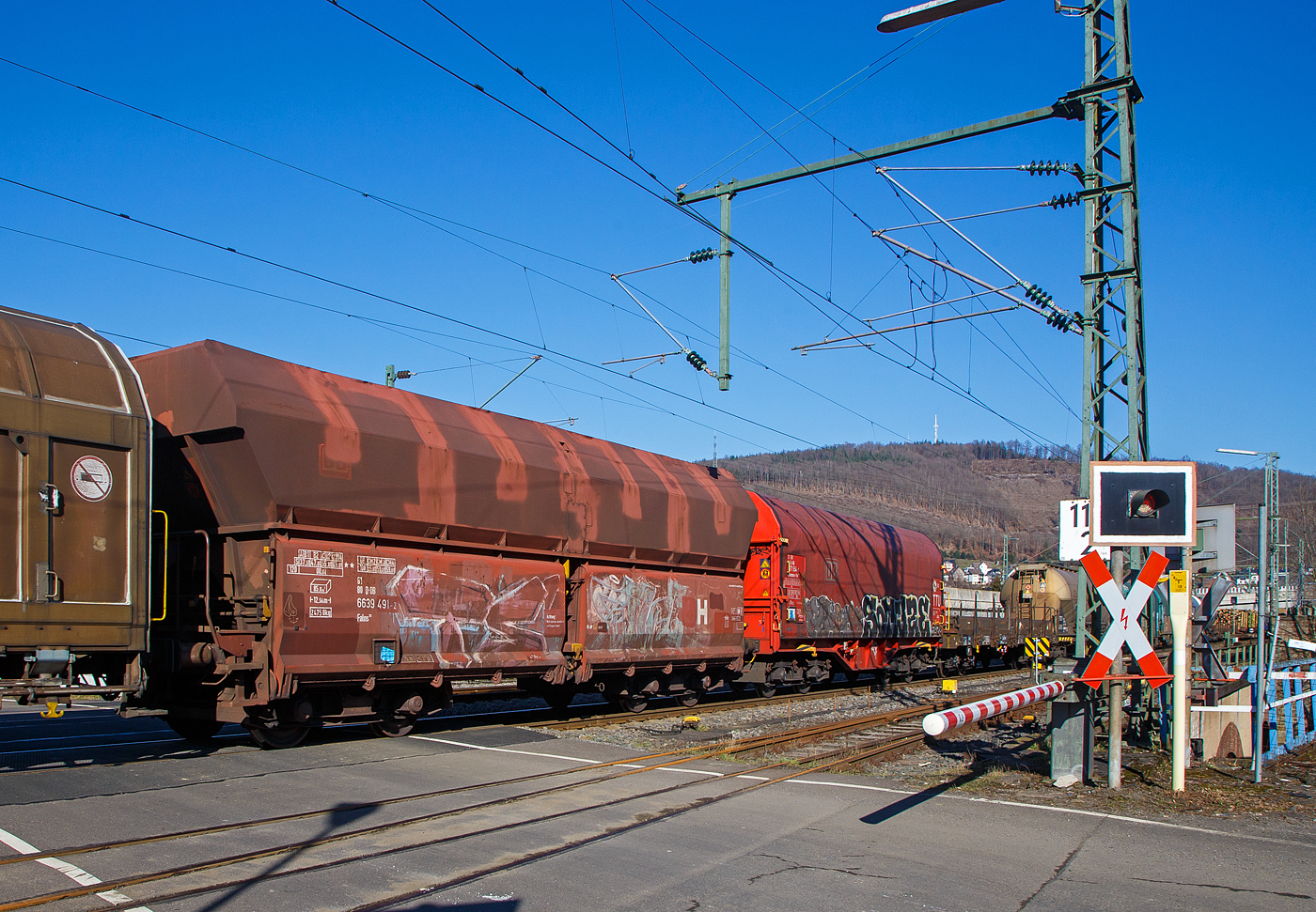 Vierachsige offene Schüttgutwagen mit schlagartiger Schwerkraftentladung und hydraulischem Klappenverschlusssystem, 81 80 6639 491-2 D-DB, der Gattung Falns 183 der DB Cargo AG am 14.02.2023 im Zugverband bei einer Zugdurchfahrt in Niederschelden (Sieg).

In den Jahren 1981 bis 1992 werden von LHB, O&K, Talbot und Waggon Union Siegen insgesamt 3.623 Fals 183 (ab 1987 als Falns 183) geliefert. Die Wagen sind für schwere Schüttgüter geeignet.

Bei den Wagen ist die gleichzeitige Öffnung bzw. Schließung aller vier Klappen wird durch Betätigen eines Steuerventils entweder von der Wagenbühne oder vom Bunkersteg aus mit einem speziellen langstieligen Vierkantschlüssel möglich.

Das vollständig, überwiegend aus Walz- und Abkantprofilen in RSt 52-3 geschweißte Untergestell besteht aus den beiden seitlichen, winkelförmigen Langträgern, die durch Querträger, Hauptquerträger, Pufferträger und der Tragkonstruktion für die Aufnahme der Zugeinrichtung miteinander verbunden sind. Der Längssattel hat eine Neigung von 49° zur Waagerechten. Die Sattelstreben und -bleche bilden mit dem Untergestell eine stabile Tragkonstruktion. Für das Sattelblech wurde St 52-3 Cu 3 verwendet.

Der vollständig geschweißte Wagenkasten ist durch den Quersattel und der mittleren Trennwand in zwei gleich große Kammern unterteilt. Im unteren Bereich sind je Seite zwei große Auslauföffnungen vorhanden, die durch stabile Seitenklappen geschlossen werden. Der Wagenkasten ist überwiegend durch Hohlprofile ausgesteift. Die Ecken sind durch große Eckfüllbleche ausgerundet. Für sämtliche Bleche wurde St 52-3 Cu 3 verwendet.

Das Öffnen und Schließen der Klappen erfolgt über einen hydraulisch angetriebenen Daumenwellenverschluss. Die vier Seitenklappen werden gleichzeitig hydraulisch geöffnet oder geschlossen. Der für die hydraulischen Einrichtungen benötigte Öldruck wird von einer Radsatzpumpe während der Fahrt (nach ca. 4 km Fahrweg mit mind. 10 km/h ist der Speicher aufgeladen) in einen Gasdruckspeicher gefördert. Für das Öffnen und Schließen der Klappen durch die hydraulischen Einrichtungen sind zwei Betätigungsmöglichkeiten vorgesehen:
•	Betätigung der hydraulischen Steuereinrichtung mit einem langstieligen Vierkantschlüssel nach DIN 25 255 von einem seitlichen Bedienungsgang der Bunkeranlage.
•	Steuerungsbetätigung von der Wagenendbühne mittels einer an der Wagenstirnwand angeordneten Hand-Steuereinrichtung. Bei Ausfall der Speicheranlage kann der erforderliche Öldruck zum Öffnen oder Schließen durch eine Handpumpe erzeugt werden.

Zur Prüfung, ob die Klappen ordnungsgemäß verschlossen sind, dient eine in Wagenmitte angebaute Anzeigeeinrichtung (gelbe Signalscheiben). Diese ragt über die Seitenwand hinaus, wenn die Klappen nicht einwandfrei verschlossen und verriegelt sind.

TECHNISCHE DATEN der Falns 183:
Hersteller: LHB, O&K, Talbot, WU Siegen
Spurweite: 1.435 mm (Normalspur)
Anzahl der Achsen: 4
Länge über Puffer: 12.540 mm
Drehzapfenabstand: 7.500 mm
Achsabstand im Drehgestell: 1.800 mm
Laderaum:	 85,0 m³
Max. Eigengewicht: 24.750 kg 
Höchstgeschwindigkeit: 100 km/h (beladen) / 120 km/h (leer)
Max. Ladegewichte: 55 t ab Streckenklasse C / 63 t ab D3
Kleinster bef. Gleisbogenradius: 75 m
Bremse: KE- GP (LL)
Bremssohle: IP 116
Handbremse: teilweise
Intern. Verwendungsfähigkeit: Nein
