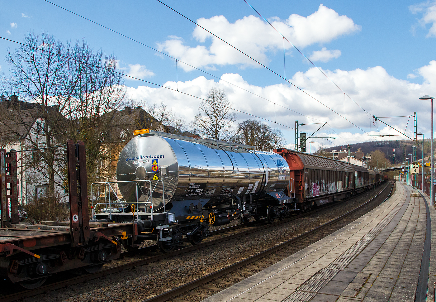 Vierachsiger 50 m³ Drehgestell-Kesselwagen mit Isolierung und Heizung, 37 80 7933 337-9 D-ERR, der Gattung  Zacens 1, der Vermietungsfirma ERR - European Rail Rent GmbH, im Zugverband am 19.03.2021 bei der Zugdurchfahrt in Kirchen (Sieg). Das Ladegut (laut Gefahrgutnummer 80/1824) ist hier Natronlauge (Natriumhydroxidlösung  - NaOH).

TECHNISCHE DATEN (gem. Anschriften) :
Spurweite: 1.435 mm
Achsanzahl: 4 (in 2 Drehgestelle)
Länge über Puffer: 14.400 mm
Drehzapfenabstand: 9.360 mm
Achsabstand im Drehgestell: 1.800 mm
Laufraddurchmesser:  920  mm (neu) 
Eigengewicht: ca. 20.820kg
Tankinhalt: 49.680 Liter (ca. 50 m³)
Max. Ladegewicht: 69,1 t (Streckenklasse D)
Höchstgeschwindigkeit: 100 km/h (beladen) / 120 km/h (leer)
Bremse: Frein KE-GP-A (K)
Bremssohle: C 810
Handbremse: JA
Tankcode: L4DH
Intern. Verwendungsfähigkeit: TEN-GE

Die Bedeutung der Gattung Zacens:
Z = Kesselwagen
a = 4 Radsatz
c = Entladung durch Druckluft oder Luftstöße
e = mit Heizung
n = Lademasse bei Lastgrenze C: m > 60 t für vierachsige Wagen
s = zugelassen für Züge bis 100 km/h
