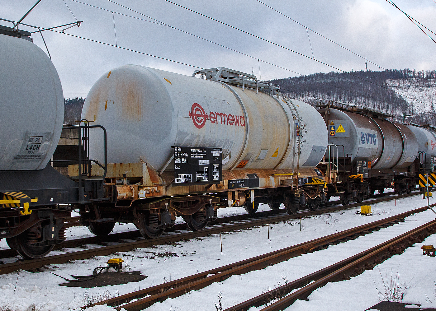 Vierachsiger 55 m Drehgestell-Kesselwagen 33 87 7868 652-1 F-ERSA, der Gattung Zacs, der franzsischen Vermietungsfirma ERMEWA S.A. im Zugverband am 24.03.2021 bei der Zugdurchfahrt in Niederschelden (Sieg).

Die Gefahrgutkennzeichnung 336/1184 zeigt an es handelt sich um Ethylendichlorid (frher auch Chlorther), eine farblose, brennbare und giftige Flssigkeit mit chloroformartigem Geruch. Diese chemische Verbindung gehrt zu den Chlorkohlenwasserstoffen..

TECHNISCHE DATEN (gem. Anschriften) :
Spurweite: 1.435 mm
Achsanzahl: 4 (in 2 Drehgestelle)
Lnge ber Puffer: 12.500 mm
Drehzapfenabstand: 7.460 mm
Achsabstand im Drehgestell: 1.800 mm
Eigengewicht: 20.100 kg
Tankinhalt: 55.220 Liter (55 m)
Max. Ladegewicht: 59,9 (Streckenklasse C), 61,6 t bei Streckenklasse D
Hchstgeschwindigkeit: 100 km/h (beladen) in Belgien 90 km/h . 59,9t  / 120 km/h (leer)
Bremse: Frein KE-GP (LL)
Bremssohle: IP 116
Tankcode: L4DH (Max. Betriebsdruck 3,0 bar)
Intern. Verwendungsfhigkeit: RIV