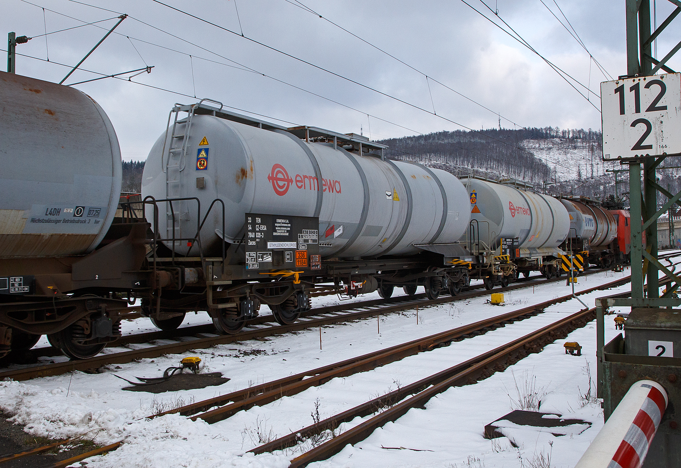 Vierachsiger 62 m³ Drehgestell-Kesselwagen 33 54 7840 039-3 CZ-ERSA, der Gattung Zacns, der französischen Vermietungsfirma ERMEWA S.A. im Zugverband am 24.03.2021 bei der Zugdurchfahrt in Niederschelden (Sieg).

Die Gefahrgutkennzeichnung 336/1184 zeigt an es handelt sich um Ethylendichlorid (früher auch Chloräther), eine farblose, brennbare und giftige Flüssigkeit mit chloroformartigem Geruch. Diese chemische Verbindung gehört zu den Chlorkohlenwasserstoffen.

TECHNISCHE DATEN (gem. Anschriften) :
Spurweite: 1.435 mm
Achsanzahl: 4 (in 2 Drehgestelle)
Länge über Puffer: 14.400 mm
Drehzapfenabstand: 8.360 mm
Achsabstand im Drehgestell: 1.800 mm
Eigengewicht: 21.950 kg
Tankinhalt: 62.000 Liter (62 m³)
Max. Ladegewicht: 68,0t (Streckenklasse D)
Höchstgeschwindigkeit: 100 km/h (beladen) / 120 km/h (leer)
Tankcode: L4DH (Max. Betriebsdruck 3,0 bar)
Intern. Verwendungsfähigkeit: TEN 