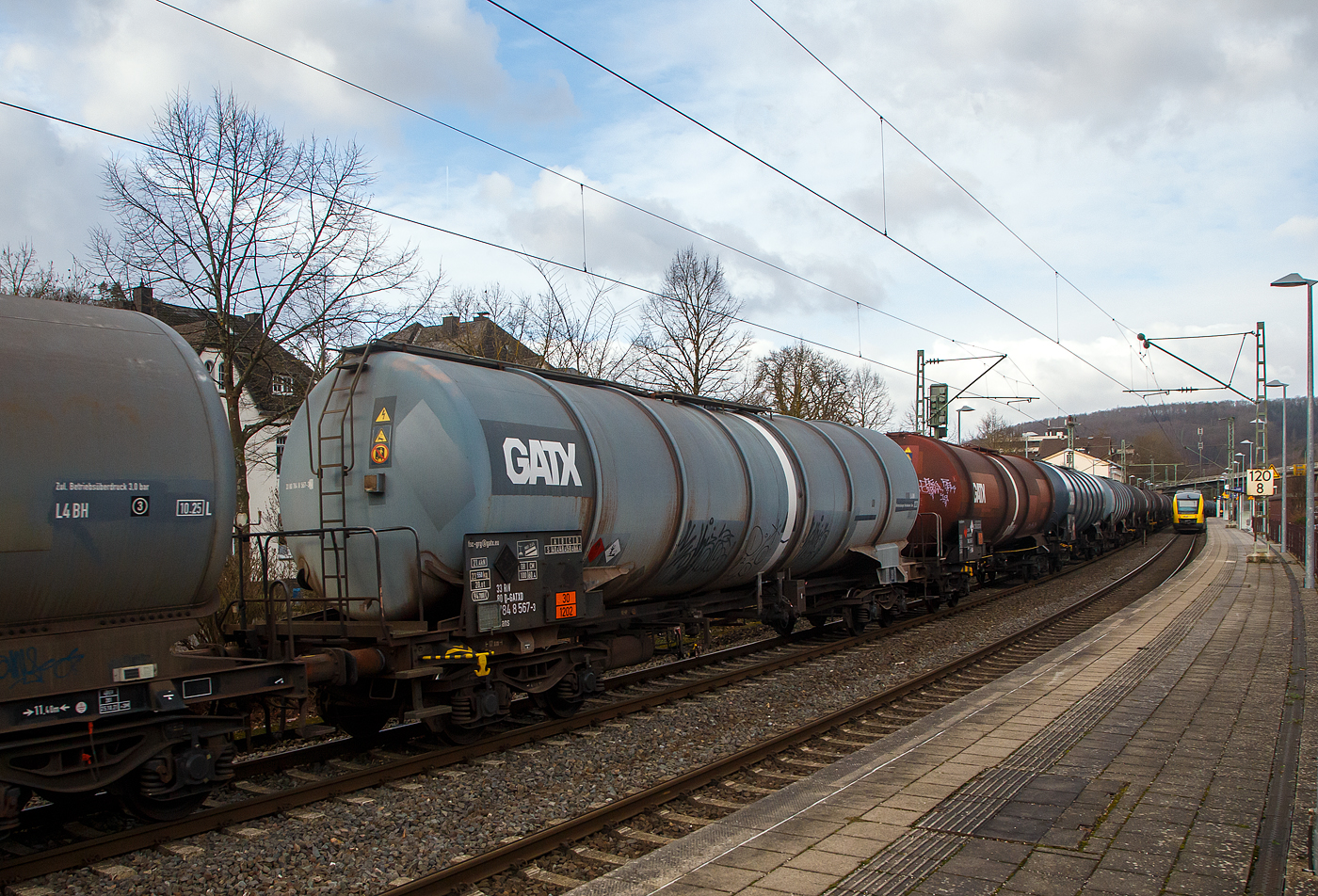 Vierachsiger 95 m³ Drehgestell-Kesselwagen 33 80 7848 567-3 D-GATXD, der Gattung Zans (GATX Typ 1695) , der GATX Rail Germany GmbH (GATX steht für General American Transportation Corporation) am 04.02.2023 im Zugverband bei der Zugdurchfahrt in Kirchen (Sieg). Das Ladegut ist, laut der Gefahrgutkennzeichnung 30/1202, Diesel oder Heizöl.

TECHNISCHE DATEN (gem. Anschriften) :
Spurweite: 1.435 mm
Achsanzahl: 4 (in 2 Drehgestelle)
Länge über Puffer: 17.000 mm
Drehzapfenabstand: 11.460 mm
Achsabstand im Drehgestell: 1.800 mm
Laufraddurchmesser: 920  mm (neu) 
Eigengewicht: ca. 23.550 kg
Tankinhalt: 94.700 Liter (94,7m³)
Max. Ladegewicht: 66,4 t (Streckenklasse D), auf DB 60,5 t ab CM
Höchstgeschwindigkeit: 100 km/h (beladen) / 120 km/h (leer)
Kleinster befahrbarer Gleisbogen: R 75 m
Bremse: KE-GP (LL)
Verwendungsfähigkeit: RIV

Tankcode: L4BH
L = Tank für Stoffe in flüssigem Zustand 
4 = zutreffender Mindestprüfdruck in bar
B = Tank mit Bodenöffnungen mit 3 Verschlüssen für das Befüllen oder Entleeren
H = luftdicht verschlossener Tank
Max. Betriebsdruck: 3,0 bar