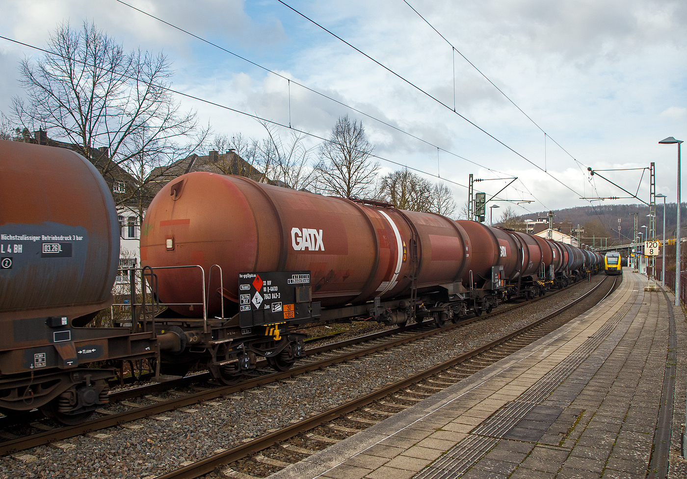 Vierachsiger 96 m³ Drehgestell-Kesselwagen 33 80 7843 843-3 D-GATXD, der Gattung Zans, der GATX Rail Germany GmbH (GATX steht für General American Transportation Corporation) am 04.02.2023 im Zugverband bei der Zugdurchfahrt in Kirchen (Sieg). Das Ladegut ist laut der Gefahrgutkennzeichnung 30/1202 Diesel oder Heizöl.

TECHNISCHE DATEN (gem. Anschriften) :
Spurweite: 1.435 mm
Achsanzahl: 4 (in 2 Drehgestelle)
Länge über Puffer: 16.740 mm
Drehzapfenabstand: 11.700 mm
Achsabstand im Drehgestell: 1.800 mm
Laufraddurchmesser: 920  mm (neu) 
Eigengewicht: ca. 24.175 kg
Tankinhalt: 96.000 Liter (96 m³)
Max. Ladegewicht: 65,8 t (Streckenklasse D)
Höchstgeschwindigkeit: 100 km/h (beladen) / 120 km/h (leer)
Kleinster befahrbarer Gleisbogen: R 75 m
Bremse: KE-GP (LL)
Verwendungsfähigkeit: RIV

Tankcode: L 1,5 BH
L = Tank für Stoffe in flüssigem Zustand 
1,5 = zutreffender Mindestprüfdruck in bar
B = Tank mit Bodenöffnungen mit 3 Verschlüssen für das Befüllen oder Entleeren
H = luftdicht verschlossener Tank

Die Bedeutung der Gattungs- und Kennbuchstaben (hier Zans):
Z - Kesselwagen für den Transport von flüssigen oder gasförmigen Erzeugnissen
a - mit vier Radsätzen
n - mit vier Radsätzen höchste Lastgrenze über 60 t
s - Höchstgeschwindigkeit 100 km/h (beladen)