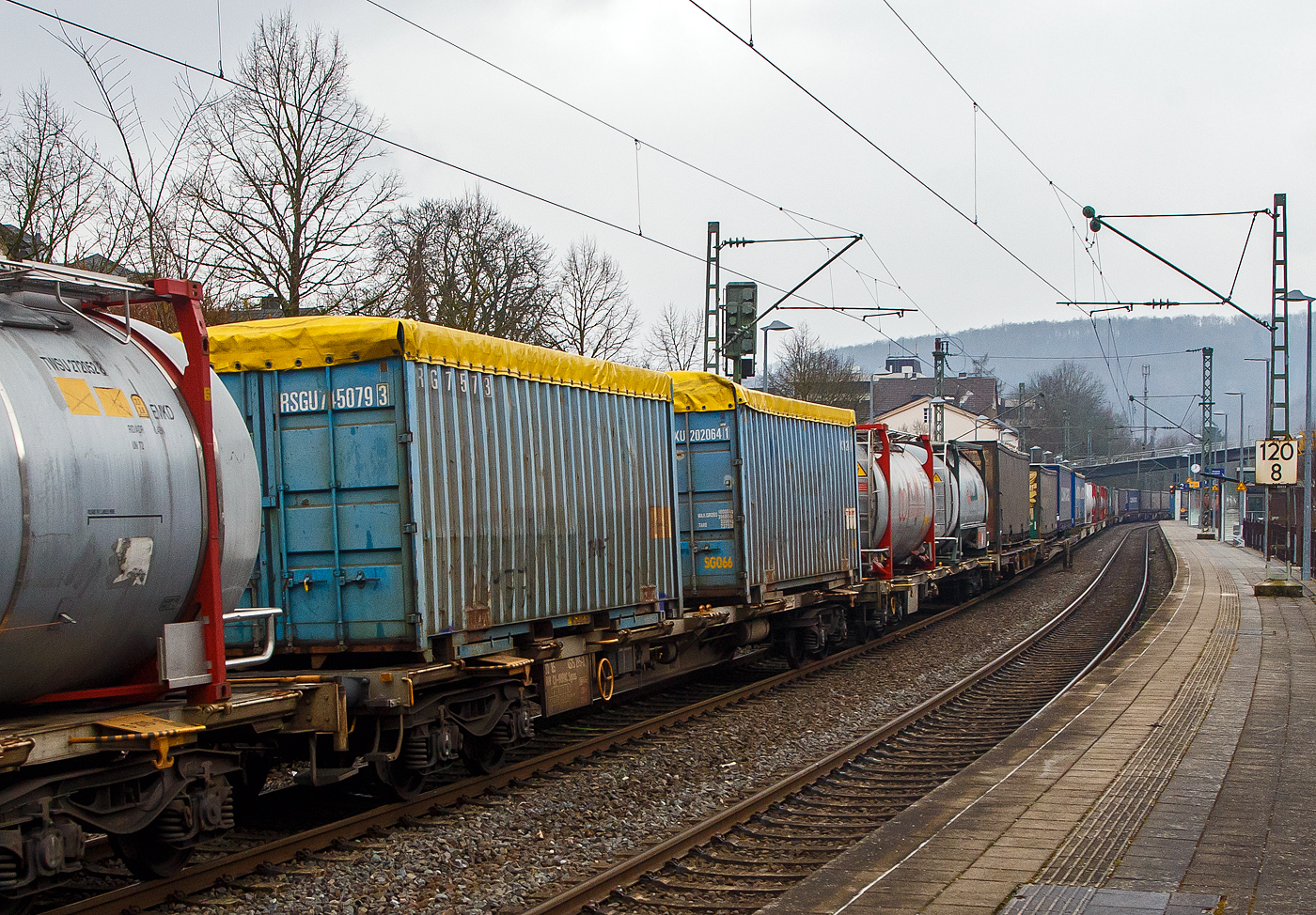 Vierachsiger Drehgestell-Containertragwagen der Gattung Sgnss, 33 85 4575 295-2 CH-HUPAC, der HUPAC Intermodal SA am 23.02.2023 im Zugverband bei der Durchfahrt in Kirchen (Sieg). Hier beladen mit zwei Wechselbehälter.

Der Wagen wurde 2001 von Josef Meyer Rheinfelden (CH) gebaut.

TECHNISCHE DATEN:
Hersteller: Josef Meyer Rheinfelden
Spurweite: 1.435 mm
Länge über Puffer: 20.000 mm
Drehzapfenabstand: 14.460 mm
Achsabstand in den Drehgestellen: 1.800 mm
Laufraddurchmesser: 920 mm (neu)
Ladelänge: 18.760 mm
Eigengewicht: 20.000 kg
Max. Zuladung bei Lastgrenze S: 70 t (ab Streckenklasse D)
Max. Zuladung bei Lastgrenze SS: 39,0 t (ab Streckenklasse A)
Max. Geschwindigkeit: 100 km/h (Lastgrenze S) / 120 km/h (bei Lastgrenze SS oder leer)
Kleinster befahrbarer Gleisbogen: R 75 m 
Verwendungsfähigkeit: RIV