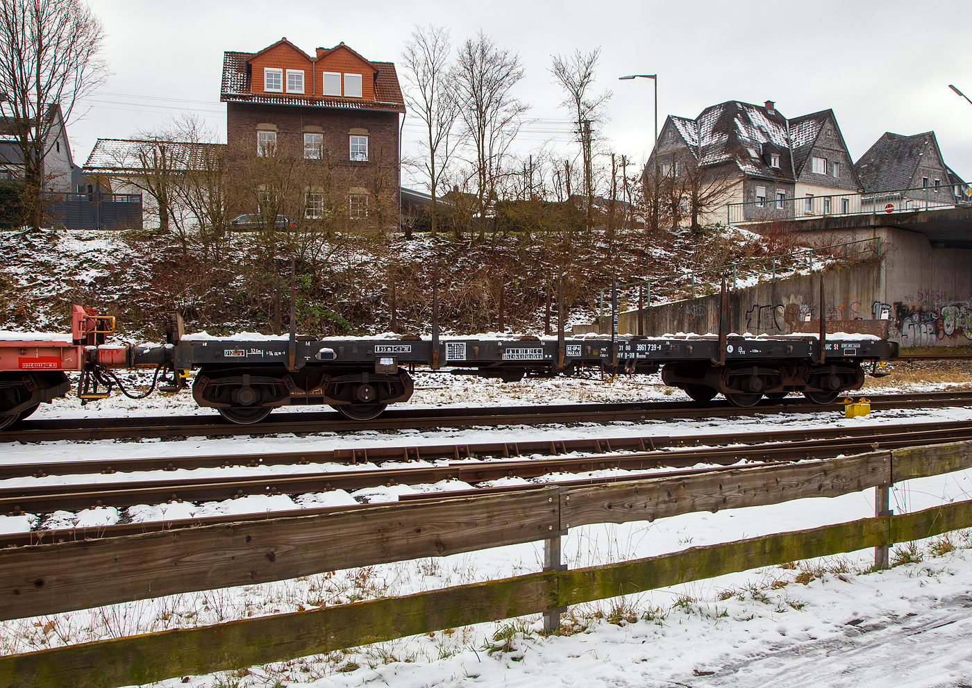 Vierachsiger Drehgestell-Flachwagen mit Drehrungen und Stirnwandklappen, 31 80 3961 739-0 D-DB, Gattung Rmms 664, der DB Cargo AG, am 23.01.2023 leer abgestellt auf dem KSW Rbf Herdorf (Betriebsstätte Freien Grunder Eisenbahn - NE 447).

Der Wagen wurde 1973 von der Waggon Union in Berlin gebaut.

Der Wagen ist für den Transport von Walzwerkerzeugnissen Straßenfahrzeugen einschl. Kettenfahrzeugen, Erzeugnissen der Bauindustrie, usw. geeignet. Die an den Stirnseiten angeordneten Überfahrklappen gestatten abgeklappt das Durchfahren von Gleisbögen mit mindestens 150 m Halbmesser. Die Überfahrklappen liegen im abgeklappten Zustand auf 4 Konsolen auf. In senkrechter Stellung werden sie durch je 2 am Kopfstück angeordneten Fallrungen gehalten. Je Wagenlängsseite sind 6 absenkbare Drehrungen vorhanden. Der Fußboden besteht aus Kiefernbohlen mit den Abmessungen 70 x 180 mm. Er kann eine Radlast von 5,0 t aufnehmen. Im Fußboden sind 6 geteilte, klappbare Ladeschwellen eingebaut. Die Wagen sind mit einer vom Boden aus bedienbaren Feststellbremse ausgerüstet. Die Wagen haben eine Klotzbremse mit stufenlos, selbsttätiger Lastabbremsung.

TECHNISCHE DATEN:
Spurweite: 1.435 mm (Normalspur)
Gattung/Bauart: Rmms 664
Erstes Baujahr: 1968
Anzahl der Achsen: 4 in 2 Drehgestellen
Länge über Puffer: 14.040 mm
Drehzapfenabstand: 9.000 mm
Achsabstand im Drehgestell: 1.800 mm
Ladelänge: 12.644 mm
Ladebreite: 2.904 mm
Ladefläche: 36,0 m²
Fußbodenhöhe über SO: 1.235 mm
Höchstgeschwindigkeit: 100 km/h (beladen) / 120 km/h (leer)
Eigengewicht: 21.200 kg
Maximale Ladegewicht: 58,5 t (ab Streckenklasse C)
Laufraddurchmesser (neu): 920 mm
Kleinster bef. Gleisbogenradius: 35 m
Bauart der Bremse: KE-GP-A max. 56 t (LL)
Bremssohle: IB 116 (C952-1)
Internationale Verwendungsfähigkeit: RIV