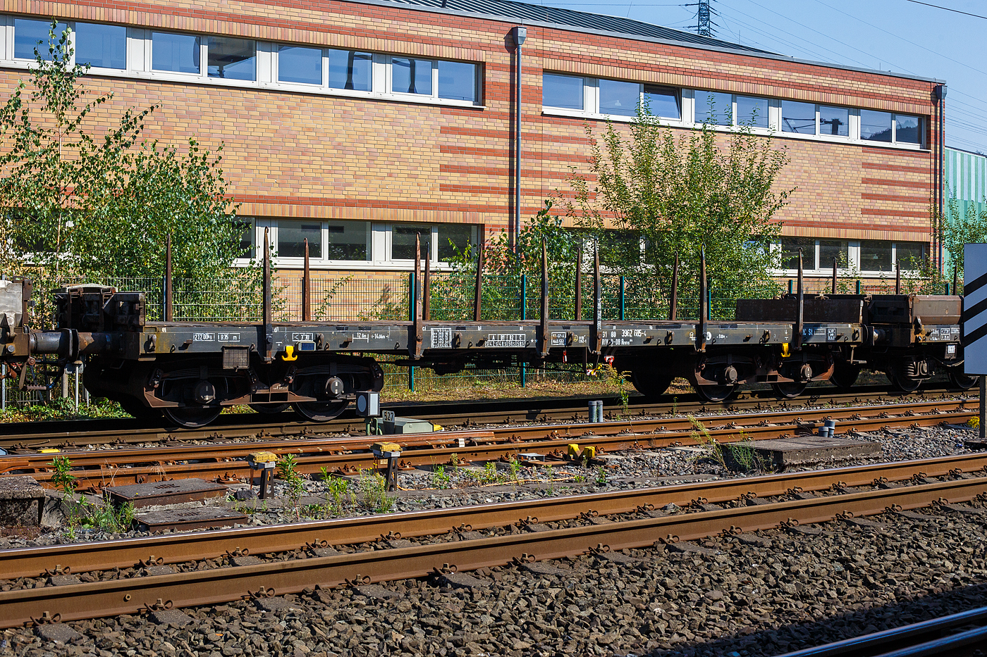 Vierachsiger Drehgestell-Flachwagen mit Drehrungen und Stirnwandklappen, jedoch ohne Seitenborde, 31 80 3962 685-4 D-DB, der Gattung Rmms 664, der DB Cargo AG, beladen mit Rundstahl, am 05 September  2024 im Zugverband auf dem Anschlussgleis der Deutschen Edelstahlwerke GmbH, zuvor Edelstahlwerke Südwestfalen, in Siegen-Geisweid

Ab 1968 ließ die DB 1.760 Rmms 664 bauen, dieser wurde 1975 (Abnahme 01.1976) von der Waggon Union in Siegen (eigentlich Netphen - Dreis-Tiefenbach), ehemals SEAG Waggonbau Dreis-Tiefenbach gebaut.

Mit einer Ladelänge von 12,80 m dienen diese Wagen mit aufgeklappten Ladeschwellen zur Beförderung von schweren langen Erzeugnissen der Eisen- und Stahlindustrie (wie Walzprofile) und anderen sperrigen und schweren Gütern. Mit eingeklappten Ladeschwellen, also mit ebener Ladefläche, eignet er sich auch für die Beförderung von schweren Kettenfahrzeugen. Vor den umlegbaren Stirnwänden sind je zwei absenkbare Rungen angeordnet. Der Wagen kann mit umgelegten Stirnwänden und abgesenkten Rungen gefahren werden. Die Höhe der umgelegten Stirnwände über FO beträgt 38 mm. An den Längsseiten hat der Wagen je 6 Drehrungen. Der Fußboden besteht aus Kiefernbohlen mit den Abmessungen 70 x 180 mm. Er kann eine Radlast von 5,0 t aufnehmen. Im Fußboden sind 6 geteilte, klappbare Ladeschwellen eingebaut.

Die an den Stirnseiten angeordneten Überfahrklappen gestatten abgeklappt das Durchfahren von Gleisbögen mit mindestens 150 m Halbmesser. Die Überfahrklappen liegen im abgeklappten Zustand auf 4 Konsolen auf. In senkrechter Stellung werden sie durch je 2 am Kopfstück angeordneten Fallrungen gehalten.

Die Wagen haben eine Klotzbremse mit stufenlos, selbsttätiger Lastabbremsung. Die Bremskraft nach dem minder belasteten Drehgestell gesteuert. Das Steuerventil ist im Wagenuntergestell angeordnet.

TECHNISCHE DATEN:
Spurweite: 1.435 mm (Normalspur)
Gattung/Bauart: Rmms 664
Erstes Baujahr: 1968
Anzahl der Achsen: 4 in 2 Drehgestellen
Länge über Puffer: 14.040 mm
Drehzapfenabstand: 9.000 mm
Achsabstand im Drehgestell: 1.800 mm
Ladelänge: 12.644 mm
Ladebreite: 2.904 mm
Ladefläche: 36,0 m²
Fußbodenhöhe über SO: 1.235 mm
Höchstgeschwindigkeit: 100 km/h (beladen) / 120 km/h (leer)
Eigengewicht: 21.200 kg 
Maximale Ladegewicht: 58,5 t (ab Streckenklasse C)
Laufraddurchmesser (neu): 920 mm
Kleinster bef. Gleisbogenradius: 35 m
Bauart der Bremse: KE-GP-A max. 56 t (LL)
Bremssohle: IB 116 (C952-1)
Handbremse: Fbr (wirkt auf beide Drehgestelle)
Internationale Verwendungsfähigkeit: RIV

Die Bedeutung der Gattung Rmms:
R = Drehgestellflachwagen in Regelbauart
mm = Ladelänge unter 15 m
s = zugelassen für Züge bis 100 km/h (beladen)
664 = Bauartnummer

Noch ein paar Worte zum Hersteller Waggon Union (WU):
Die Waggon Union entstand 1971 durch Fusion der Unternehmen Deutsche Waggon- und Maschinenfabriken (DWM) Berlin, SEAG Waggonbau Dreis-Tiefenbach und Rheinstahl Transporttechnik und wurde 1990 von ABB Henschel aufgekauft. ABB Henschel ging später in das Unternehmen Adtranz über und dieses wiederum später in dem kanadischen Unternehmen Bombardier auf. Aus der Zerschlagung von Bombardier übernahm Alstom die Sparte Transportation.

Das Werk in Netphen besteht heute noch. Früher wurden dort hochqualitative Güterwagen aller Art entwickelt und gebaut, vornehmlich Kessel- und Schüttgutwagen und ab den 1980ér Jahren verstärkt die hier neu entwickelten Schiebewandwagen für Transwaggon (woran ich mich noch sehr gut erinnern kann).Nach der Neuausrichtung und Übernahme als Werk von ALSTOM Transport Deutschland GmbH wurde der Waggonbau schrittweise eingestellt und es erfolgte eine Spezialisierung auf die Entwicklung und den Bau von hochwertigen Drehgestellen für Güterwagen, Personenwagen sowie Stadt- und Straßenbahnen. Einer der ersten Aufträge dieser Art war Entwicklung und Bau von Drehgestellen für die neuen Mittelwagen des ICE 1.
