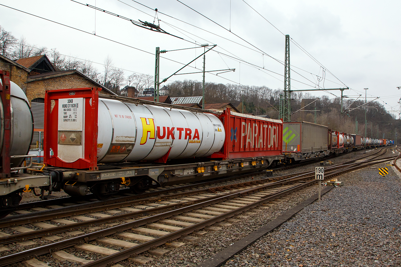 Vierachsiger Drehgestell-Taschenwagen für den Transport von Sattelaufliegern und Container, 33 85 4506 302-0 CH-HUPAC, der Gattung Sdgnss, (T4.1), der HUPAC Intermodal SA, im Zugverband am 23.03.2021, bei der Zugdurchfahrt in Betzdorf (Sieg), beladen mit zwei Container.
 
Diese Wagen von Ferriere Cattaneo in Giubiasco (CH) zwischen 2001 und 2003 gebaut. Bei diesen T4.1 wurden die Vorbauten um jeweils 130 mm verlängert, damit für den Transport von Containern der Stützbock nicht mehr in die Tasche heruntergeklappt werden muss, sondern an das Kopfende des Waggons verschoben werden kann (vgl. hierzu auch vergleichbare Änderungen bei den T2000). Für diese nun T4.1 genannten und ebenfalls als Sdgnss zugelassenen Waggons, die auf Y25 Drehgestellen rollen, ergibt sich eine LüP von 20.000 mm.

TECHNISCHE DATEN:
Spurweite: 1.435 mm
Länge über Puffer: 20.000 mm
Drehzapfenabstand: 14.200 mm
Achsabstand im Drehgestellen: 1.800 mm
Max Ladelänge: 1 Sattelanhänger  oder 18.400 mm f. Container und Wechselbehälter
Eigengewicht: 21.950 kg 
Max. Zuladung bei Lastgrenze S: 68,0  t (ab Streckenklasse D)
Max. Zuladung bei Lastgrenze SS: 50,0  t (ab Streckenklasse B)
Höchstgeschwindigkeit: 100 km/h (Lastgr. S) / 120 km/h (Lastgr. SS und leer)
Bremse: KE-GP-A
Kleinster befahrbarer Gleisbogen: R 75 m
Intern. Verwendungsfähigkeit: RIV