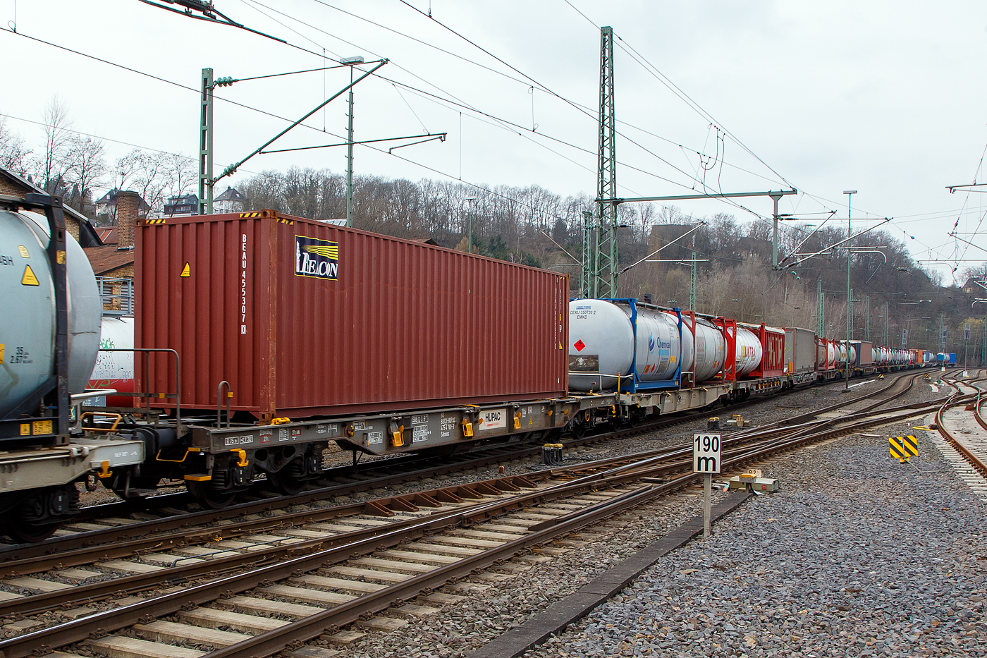 Vierachsiger Drehgestell-Taschenwagen für den Transport von Sattelaufliegern und Container 83 85 4754 781-3 CH-HUPAC der Gattung Sdkmmss der HUPAC Intermodal SA, im Zugverband am 23.03.2021, bei der Zugdurchfahrt in Betzdorf (Sieg), beladen mit einem Container.
 
Dieser Wagen wurden bereits 1984 von Ferriere Cattaneo in Giubiasco (CH) gebaut, er hat schon die Maße von einem T3. Bei diesen Wagen wurden die Stützböcke (Sattelauflagen) entfernt und können eigentlich nur noch für Container oder Wechselbrücken verwendet werden.

TECHNISCHE DATEN:
Spurweite: 1.435 mm
Länge über Puffer: 18.340 mm
Drehzapfenabstand: 13.300 mm
Achsabstand im Drehgestellen: 1.800 mm
Max Ladelänge: 16.600 mm f. Container und Wechselbehälter
Eigengewicht: 20.500 kg 
Max. Zuladung bei Lastgrenze S: 59,5  t (ab Streckenklasse C)
Max. Zuladung bei Lastgrenze SS: 51,5  t (ab Streckenklasse B)
Höchstgeschwindigkeit: 100 km/h (Lastgr. S) / 120 km/h (Lastgr. SS und leer)
Bremse: O-GP-A
Kleinster befahrbarer Gleisbogen: R 75 m
Intern. Verwendungsfähigkeit: Privatwagen