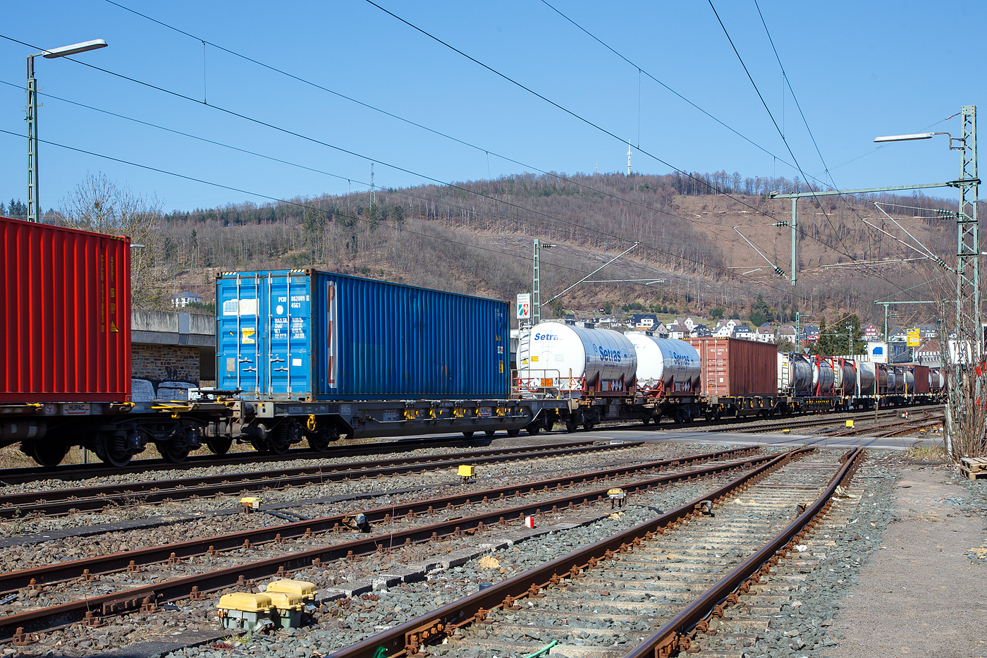 Vierachsiger Drehgestell-Taschenwagen T 4 für den Transport von Sattelaufliegern 33 85 4506 578-x CH-HUPAC der Gattung Sdgnss (T 4.0) der Hupac Intermodal SA, am 24.03.2021 im Zugverband bei der Zugdurchfahrt in Niederschelden.

Der von der Hupac AG eigenentwickelte T4.0 hat nun eine Ladelänge von 18.280 mm, die heute auch bei einteiligen 60'-Containertragwagen üblich ist.

TECHNISCHE DATEN:
Spurweite: 1.435 mm
Länge über Puffer: 19.740 mm
Drehzapfenabstand: 14.200 mm
Achsabstand im Drehgestellen: 1.800 mm
Ladelänge: 18.280 mm
Eigengewicht: 22.500 kg 
Max. Zuladung bei Lastgrenze S: 67,5 t (ab Streckenklasse D)
Max. Zuladung bei Lastgrenze SS: 57,5 t (ab Streckenklasse B)
Max. Geschwindigkeit: 100 km/h / bei Lastgrenze SS und leer 120 km/h
Kleinster befahrbarer Gleisbogen: R 75 m
Feststellbremse: Ja 
Intern. Verwendungsfähigkeit: RIV