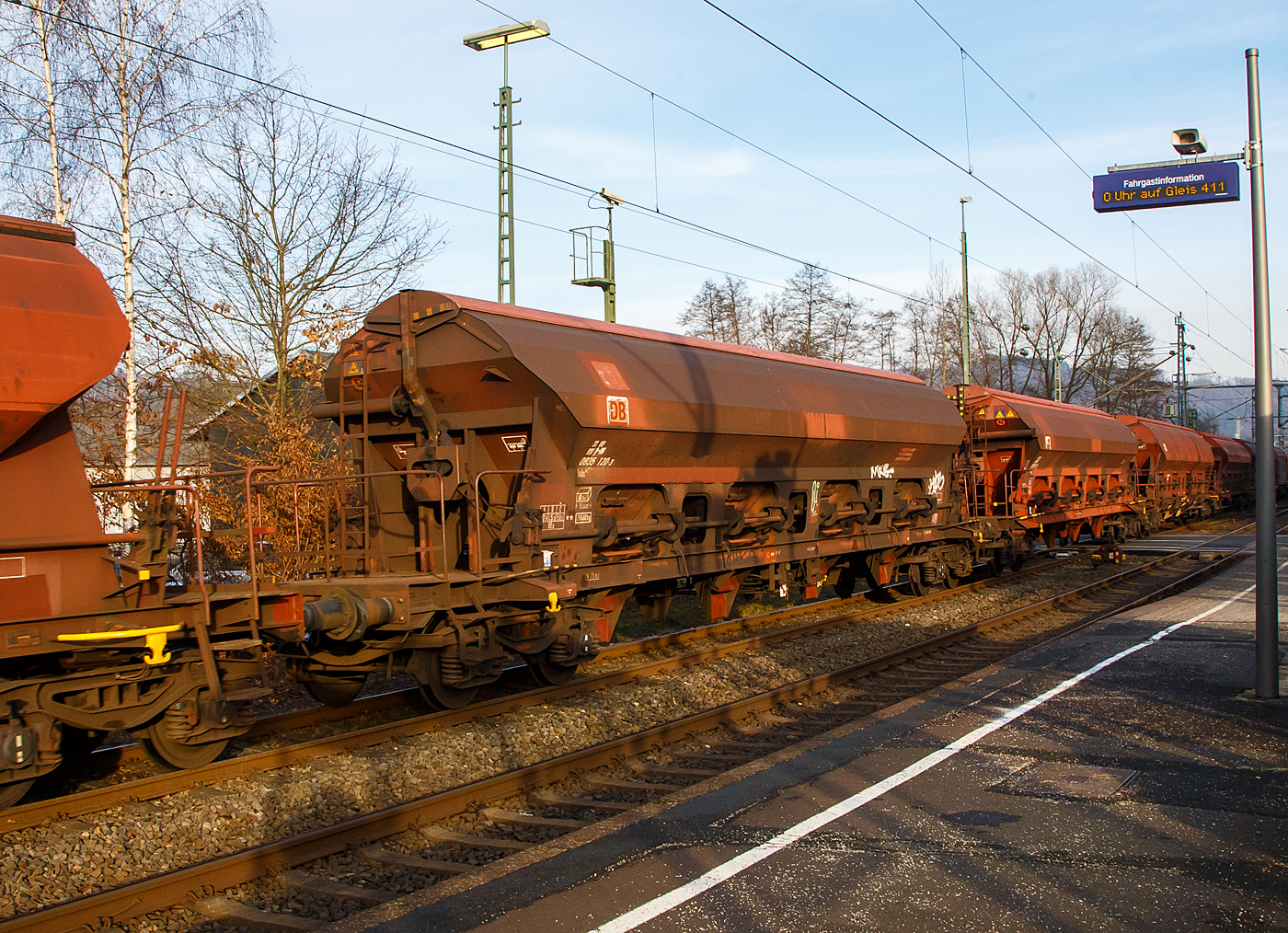 Vierachsiger gedeckter Drehgestell-Schüttgutwagen mit dosierbarer Schwerkraftentladung, 31 80 0835 120-3 D-DB, der Gattung Tads 961, der DB Cargo AG am 18.01.2023 im Zugverband bei einer Zugdurchfahrt in Scheuerfeld (Sieg).

Die Wagen sind geeignet für den Transport von witterungsempfindlichen Schüttgütern. Die Ladegüter sind z.B. Quarzsand, Dolomit, Anthrazit, Gipsstein, Kalk, Holzpellets, Petrolkoks, Kaolin und Paraffine. Die Beladung erfolgt über ein einteiliges Schwenkdach. Sie besitzen eine gleisseitige dosierbare Entladeeinrichtung. Die Wagen sind für den Transport von Quarzsand mit speziellen Dichtungen an den Auslaufrutschen ausgestattet.

Die Wagen der Bauart Tads 961 sind durch Umzeichnung aus der Bauart Tads 958 hervorgegangen. Der Wagen dient wegen seiner besonderen Schieberabdichtung dem Transport von feinkörnigen, nässeempfindlichen Schüttgütern, besonders für Quarzsand. Der Transport grobkörniger oder kantiger, schwerer Güter (z. B. Kies, Schlacke, Schotter) ist wegen einer möglichen Beschädigung der Innenbeschichtung nicht zulässig.

Das Untergestell ist eine Schweißkonstruktion aus Walzprofilen und Blechen und ist mit dem Wagenkasten verschweißt. Der trichterförmige Wagenkasten besteht aus vier Trichtern und ist als Schweißkonstruktion ausgeführt. Die Trichter sind durch Querwände getrennt und weisen eine Neigung von 48° auf. Innen ist der Wagenkasten mit einer Epoxidharzbeschichtung versehen. Die Entleerung des Wagens erfolgt über acht einzeln bedienbare Wölbschieber. Die Wölbschieber können in Abständen von 25 mm arretiert werden. Unter jedem Wölbschieber befinden sich eine feste und eine klappbare Auslaufrutsche. Die Beladung ist nur über das öffnungsfähige Dach aus Hochbunkern oder mit Förderbändern zugelassen. 

Der Wagen ist mit einem einschaligen Hubschwenkdach ausgerüstet. Im geschlossenen Zustand ist das Dach gegen unbeabsichtigtes Verschwenken gesichert. Ein Verschieben des Wagens mit geöffnetem Dach ist nicht zulässig. Das Entfernen von Ladegutresten in der Be- oder Entladestraße ist nur durch leichte Gummihammerschläge auf die äußeren Behälterwandungen gestattet oder durch den Einsatz von Pressluftlanzen im Laderaum.

TECHNISCHE DATEN:
Hersteller: Arbel Douai, Frankreich, heute AFR Titagarh
Baujahr: 1976 (Umzeichnung 2003 – 2007)
Spurweite: 1.435 mm
Länge über Puffer : 19.040 mm
Drehzapfenabstand: 14.000 mm
Achsabstand im Drehgestell: 1.800 mm
Laufraddurchmesser: 920 mm (neu)
Beladeöffnung: 14.614 x 1.200 mm
Eigengewicht: 26.480 kg
Höchstgeschwindigkeit:  100  km/h (beladen) / 120 km/h (leer)
Maximales Ladegewicht: 53,5 t (Streckenklasse C oder höher)
Kleinster bef. Gleisbogenradius: 75 m
Rauminhalt: 66,5 m³
Bremse: KE-GP-A 
Intern. Verwendungsfähigkeit: RIV

Die Bedeutung der Gattungs- und Kennbuchstaben (hier Tads):
T - Wagen mit öffnungsfähigem Dach 
a - mit vier Radsätzen
d - mit Schwerkraftentladung, dosierbar, wahlweise zweiseitig, hochliegend
s - Höchstgeschwindigkeit 100 km/h (beladen)