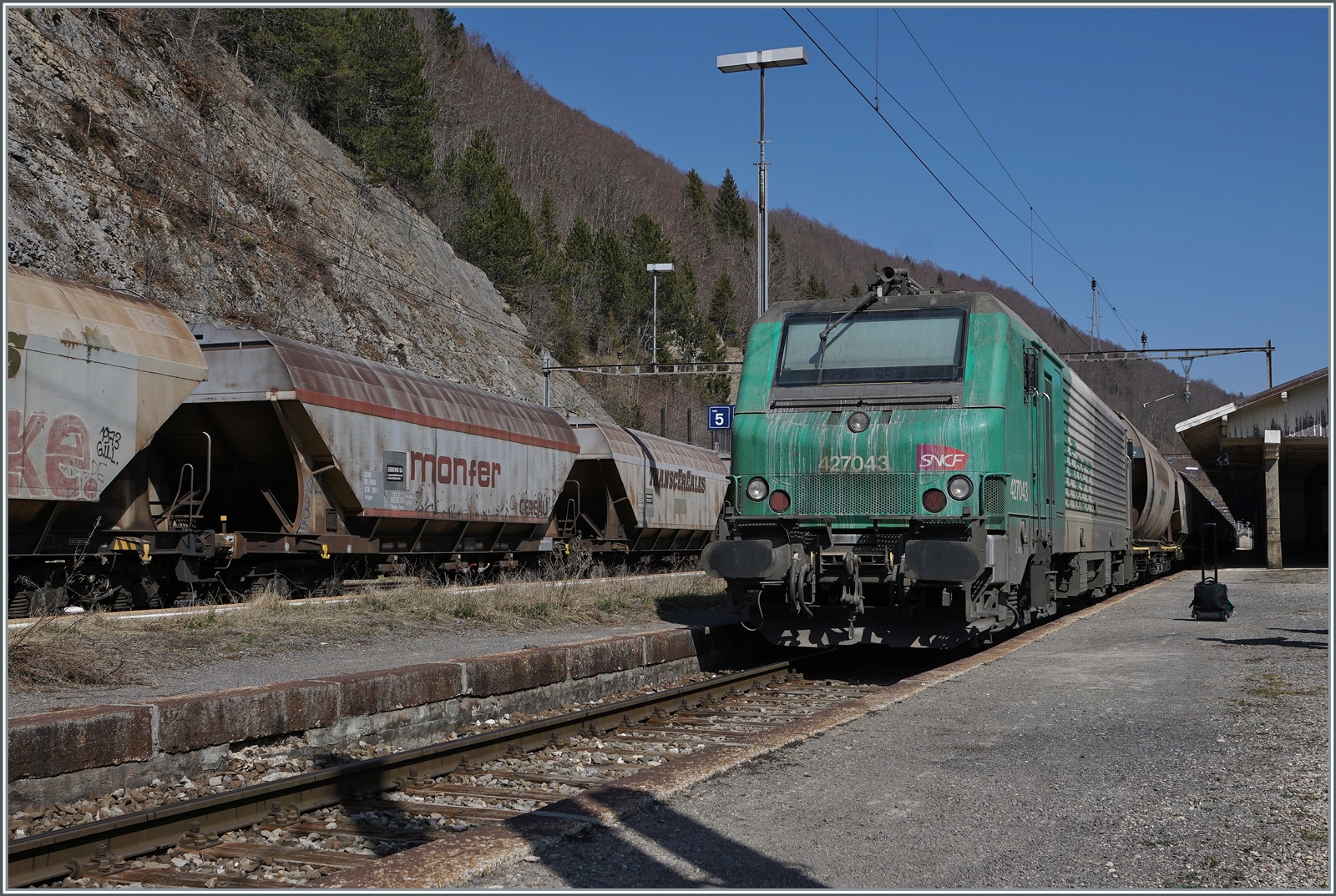 Von mir unbemerkt schob die SNCF BB 27043 den  Spaghetti -Zug nach und hat sich bereits an die Spitze des Gegenrichtung gesetzt. 


24. März 2022