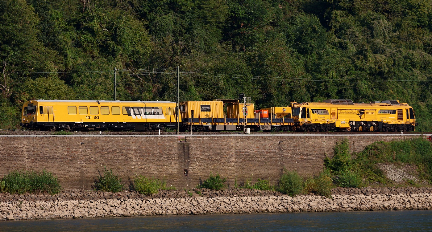 Vossloh Rail Center Bauzug bestehend aus dem ex NE 81 einem Res Wagen und der Linsinger Schleifeinheit 3721-001. Kestert 15.08.2025
