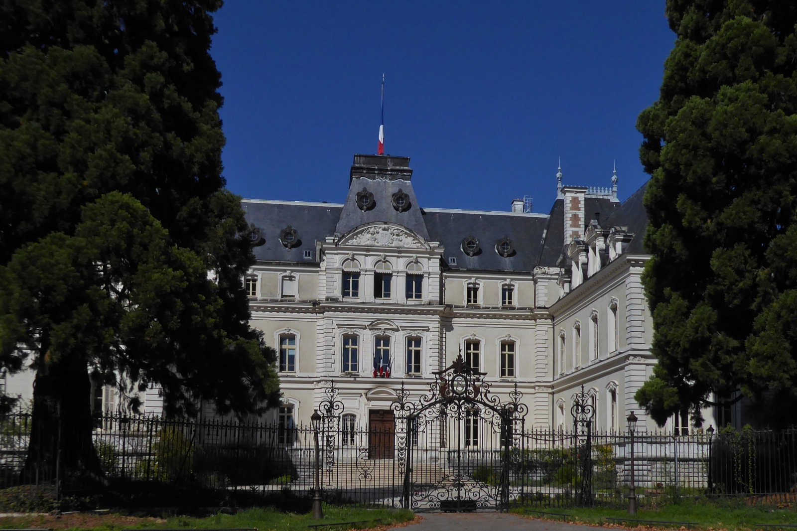 Whrend eines Spaziergangs durch Annecy ist mir dieses Gebude teilweise aufgefallen, es handelt sich hierbei um den Amtssitz der „Prfecture de la Haute Savoie“. 09.2022