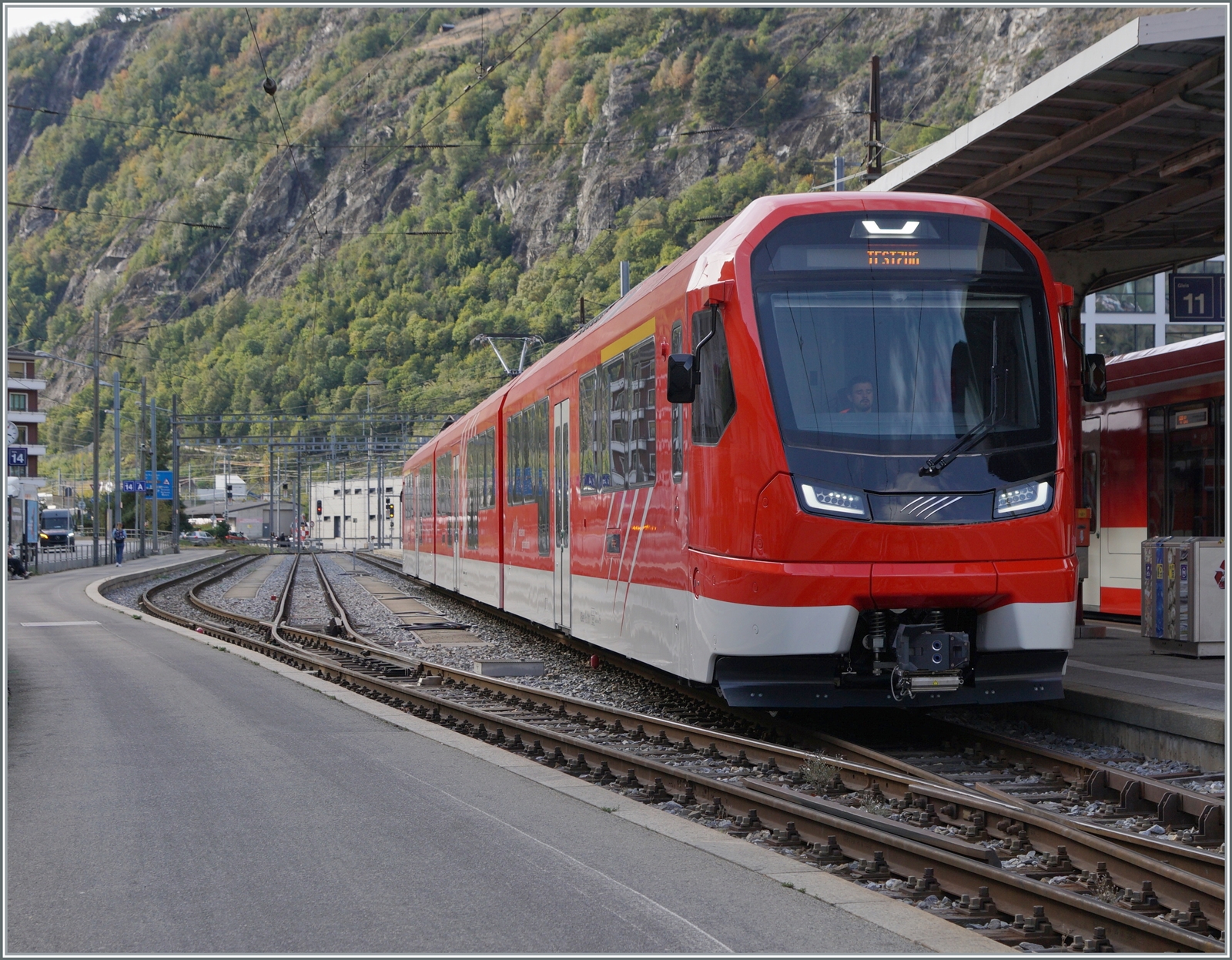 Während einige MGB ABeh 8+12  Orion  bereits im Einsatz stehen, absolviert der ABeh 8/12 311 in Brig noch eine Testfahrt.

19. Oktober 2023