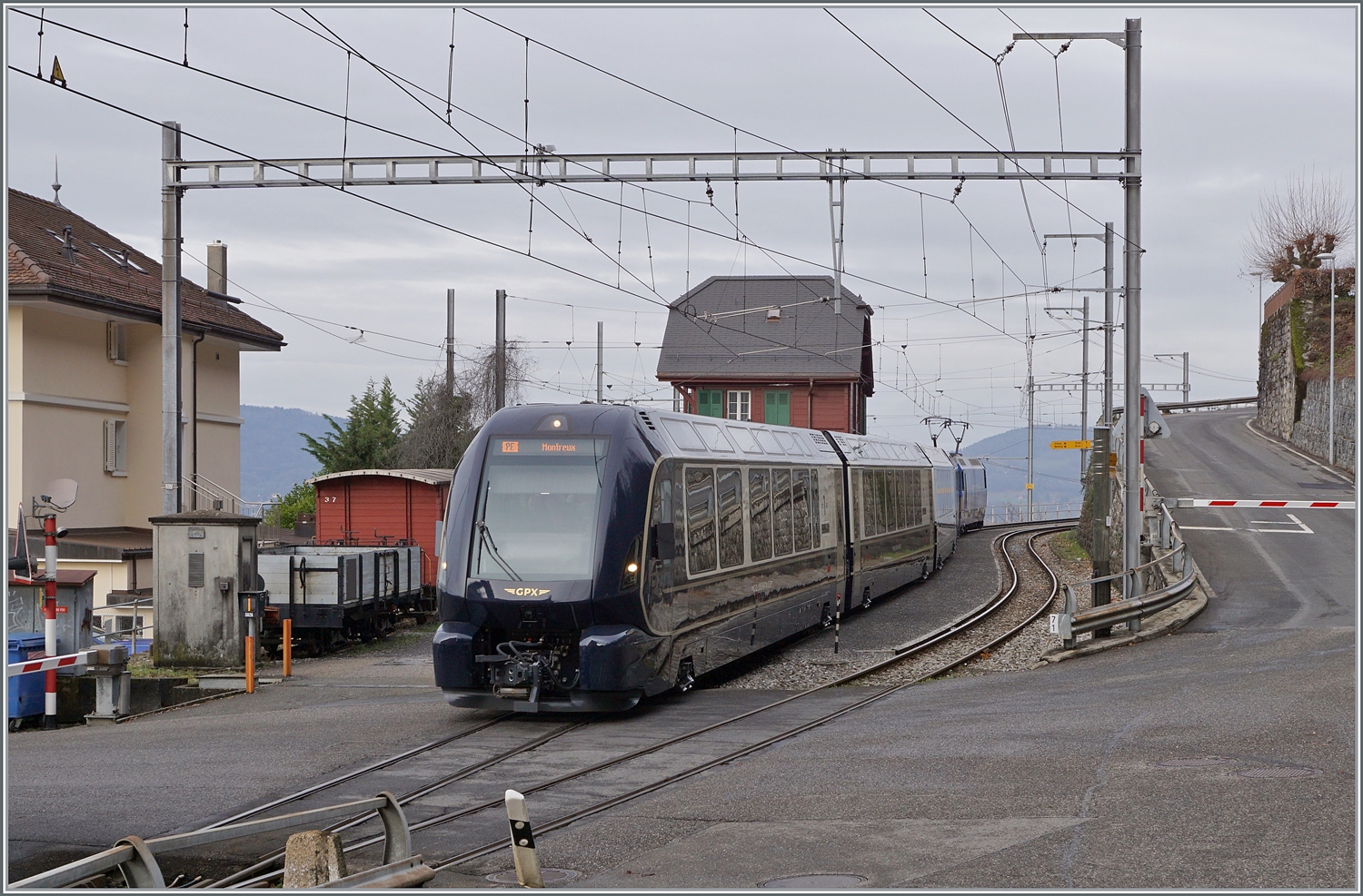 Während links im Bild der CEV Gk 37 und ein offener Güterwagen zu sehen sind, verlässt der MOB GoldenPass Express 4065 von Interlaken Ost nach Montreux den schmucken Bahnhof von Chamby, wo kurz auf einen Gegenzug zu warten war.

4. Januar 2023