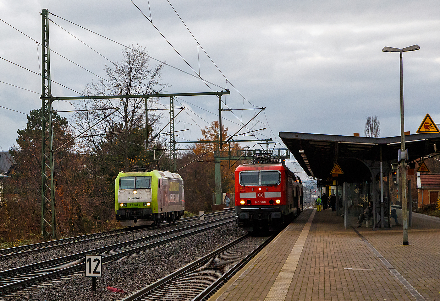 Während rechts im Bahnhof Dresden-Strehlen die 143 568-4 (91 80 6143 568-4 D-DB) der DB Regio AG Südost als S1 der S-Bahn Dresden nach Pirna hält, fährt links auf der Elbtalbahn (KBS 247) die 185 548-5 (91 80 6185 548-5 D-ITL) der ITL Eisenbahngesellschaft mbH (Tochtergesellschaft der CAPTRAIN Deutschland GmbH), mit Werbung „Captrain sucht Lokführer/innen“, in Richtung Pirna durch.