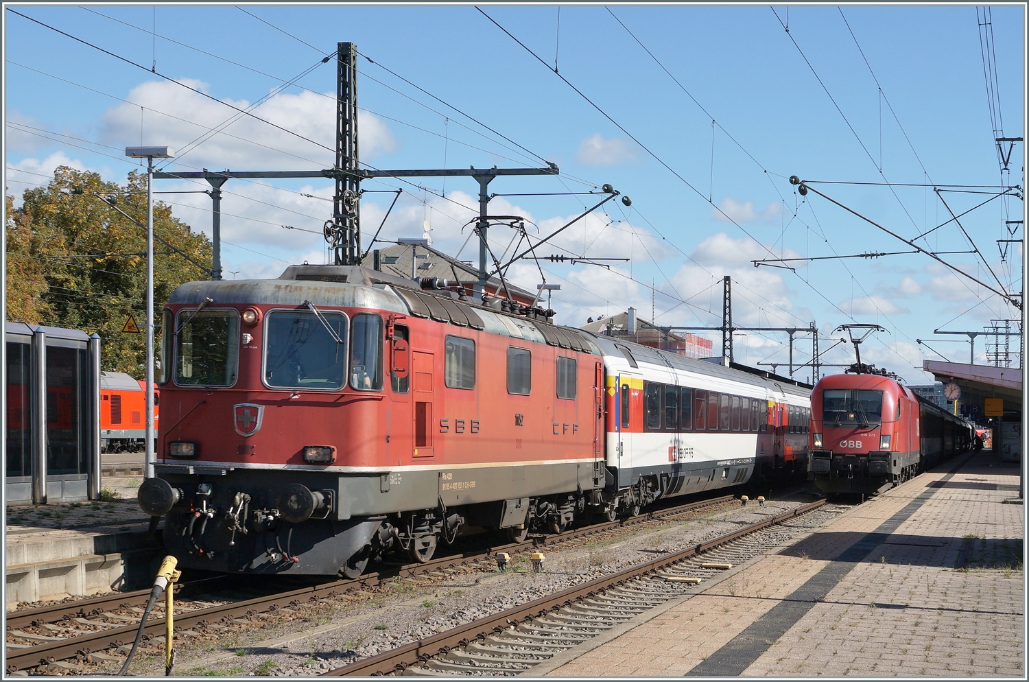 Während die SBB Re 4/4 II 11152mit ihrem IC4 nach Zürich den Bahnhof von Singen verlässt, wartet im Hintergrund die ÖBB 1116 273 noch auf die baldige Abfahrt mit ihrem IC von Zürich nach Stuttgart. 

19. Sept. 2022