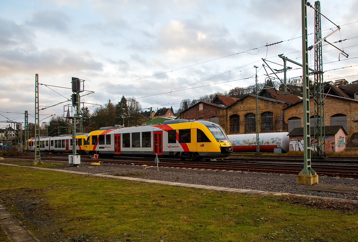 Während der VT 205 Abp (95 80 0640 105-2 D-HEB), in Alstom Coradia LINT 27 der HLB (Hessische Landesbahn) am 11.01.2023, als RB 90  Westerwald-Sieg-Bahn  (Siegen - Betzdorf/Sieg - Au/Sieg - Altenkirchen – Westerburg – Limburg/Lahn) den Bahnhof Betzdorf (Sieg) verlässt, erreicht hinten der VT 262 (95 80 0648 162-5 D-HEB / 95 80 0648 662-4 D-HEB) ein Alstom Coradia LINT 41 der HLB als RB 90  Westerwald-Sieg-Bahn  der Gegenrichtung den Bahnhof.