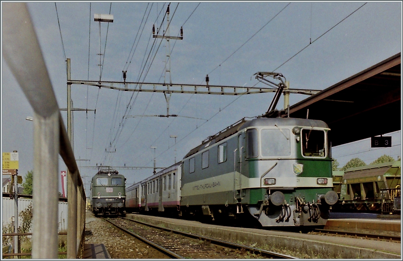 Während in Weinfelden im Hintergrund  die Kornwestheimer die DB 150 169-1 mit einem Öl-Zug auf die Abfahrt wartet, wendet die MThB Re 4/4 II 21 mit einem Pendelzug nach Wil.

Später erhielt die MThB Re 4/4 II 21 die SBB Nummer 11172, welche von der 1978 verunfallten und in der Folge ausrangierten Re 4/4 II 11172 nicht mehr besetzt war. 

Analogbild vom 26. Sept. 1996
