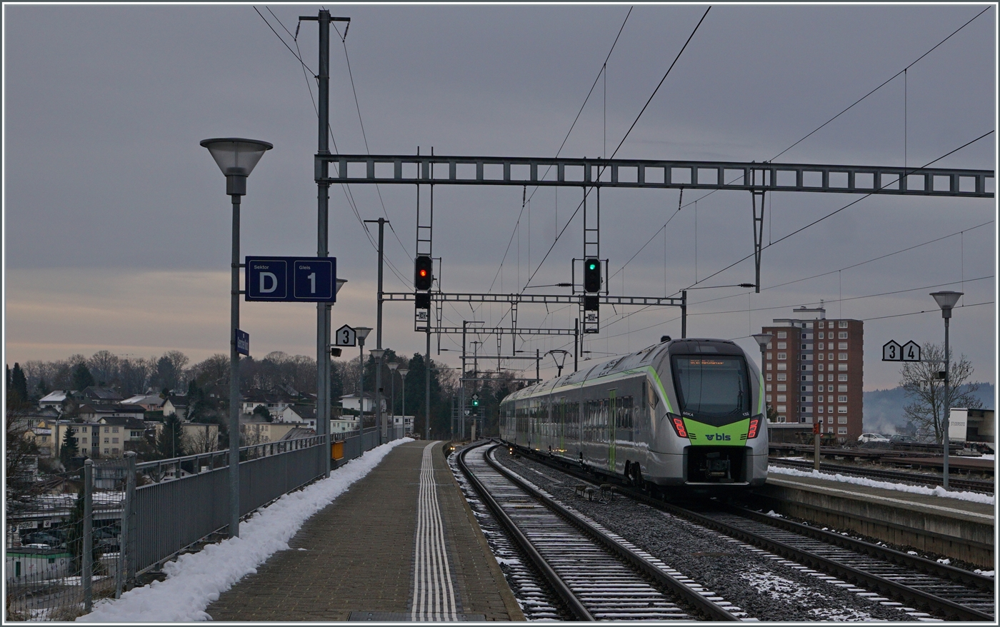 Während das Wetter noch nicht so recht weiss was es will, verlässt der BLS RABe 525 132 als IR56 1858 Grenchen Nord und zielstrebig in Richtung Biel/Bienne unterwegs. 

13. Jan. 2025