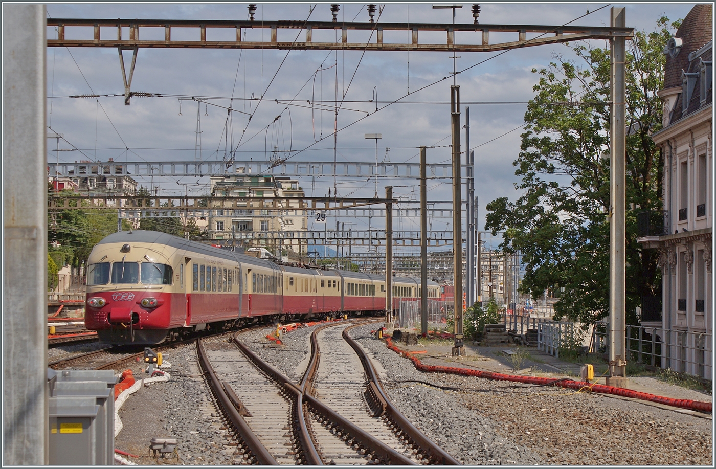 Was für ein prachtvoller Zug: Der SBB RAe 1053 verlässt Lausanne in Richtung Montreux. Vor vielen Jahren waren die RAe 1053 täglich in Lausanne als TEE Cisaplino (Milano - Paris - Milano) zu erleben und später als  Graue Maus  im EC Verkehr Milano - Genève - Milano. Mittlerweile bekommt man die edlen Züge hier nur sehr selten zu sehen, dies ist auch der Grund, dass ich trotz ungünstigem Motiv und Fotostandort abgedrückt habe. Zudem habe habe ich erst kurz vor knapp von der Extrafahrt erfahren. Fotostandort: östlicher Punkt des Bahnsteig 7/8.

5. Juli 2023 