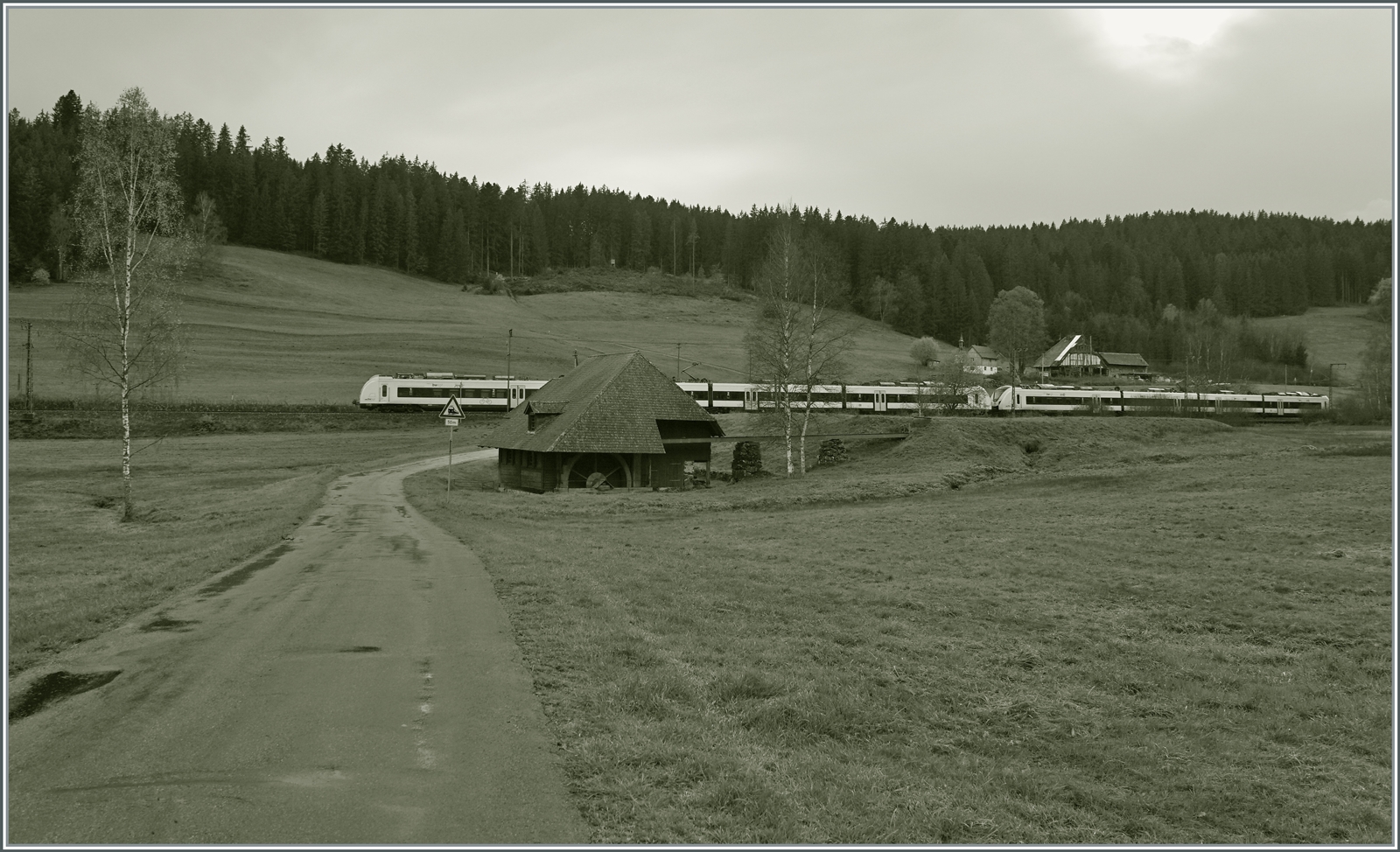 Wetterbedingt in S/W, ein Bild der Höllentalbahn zwischen Hinterzarten und Tittisee. Während die oberschächtige Mühle perfekt ins Bild passt, muss man sich an die Grisekatzen (BR 440 - Coradia Continental 2) als  Schwarzwaldzüge  erst noch gewöhnen. 

14. November 2022