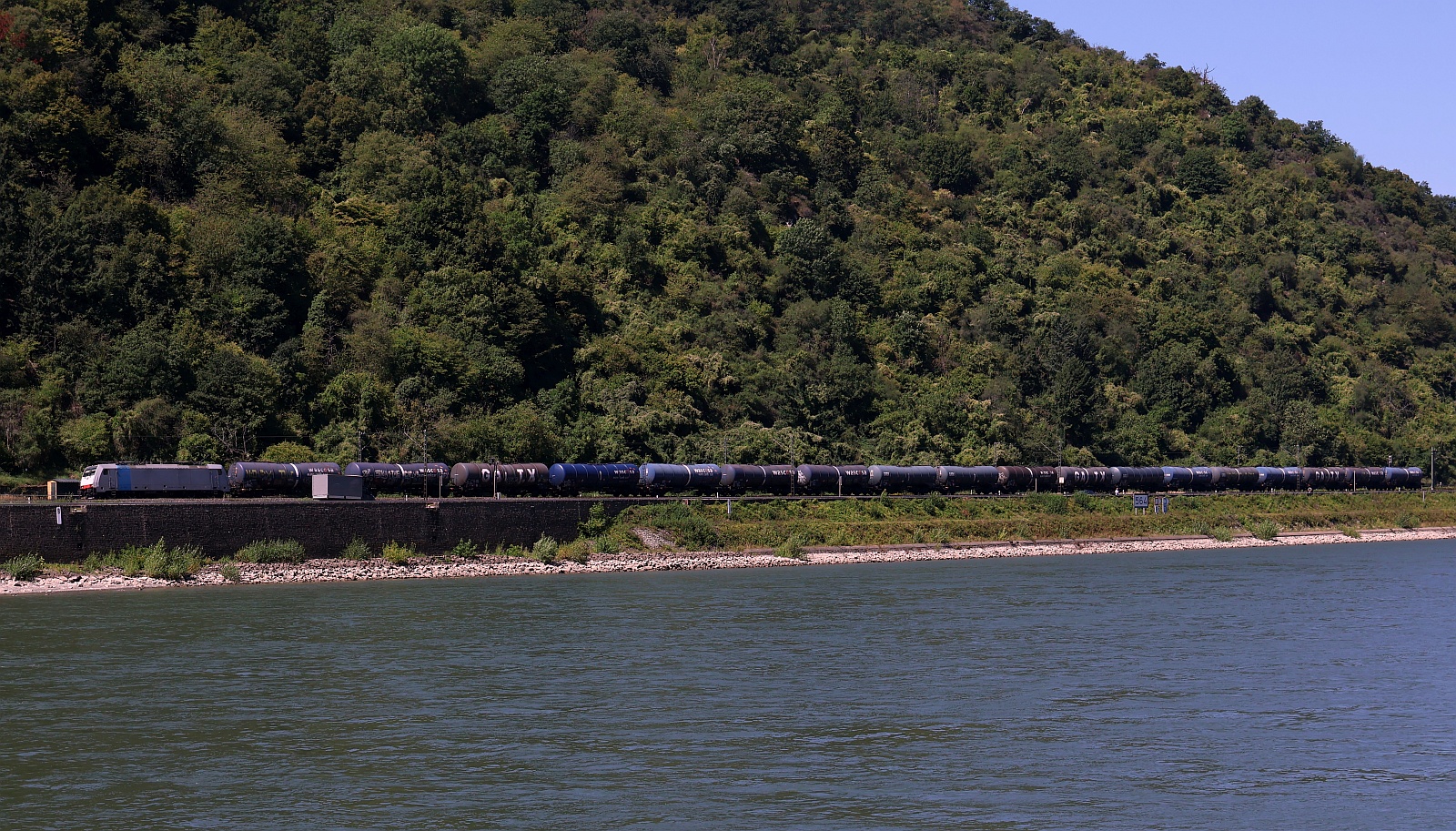 Wieder ein Kesselzug, diesmal aus Richtung Koblenz kommend zieht die 186 107-9 diesen Zug Richtung Bingen am Rhein entlang. Kestert 11.08.2025