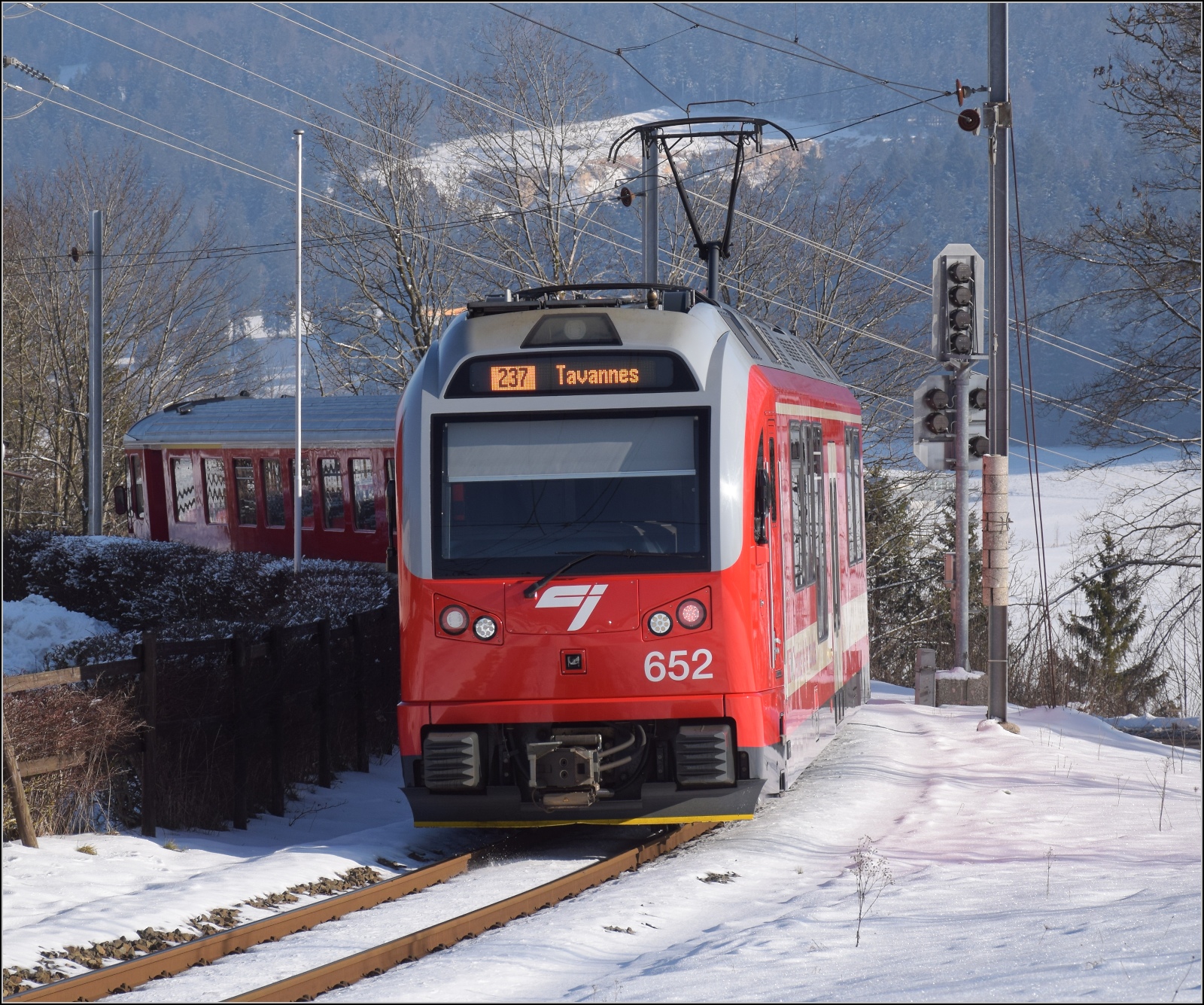 Winterlich auf den Freibergen.

Motorwagen Be 4/4 652 in Les Reussilles. Februar 2023. 