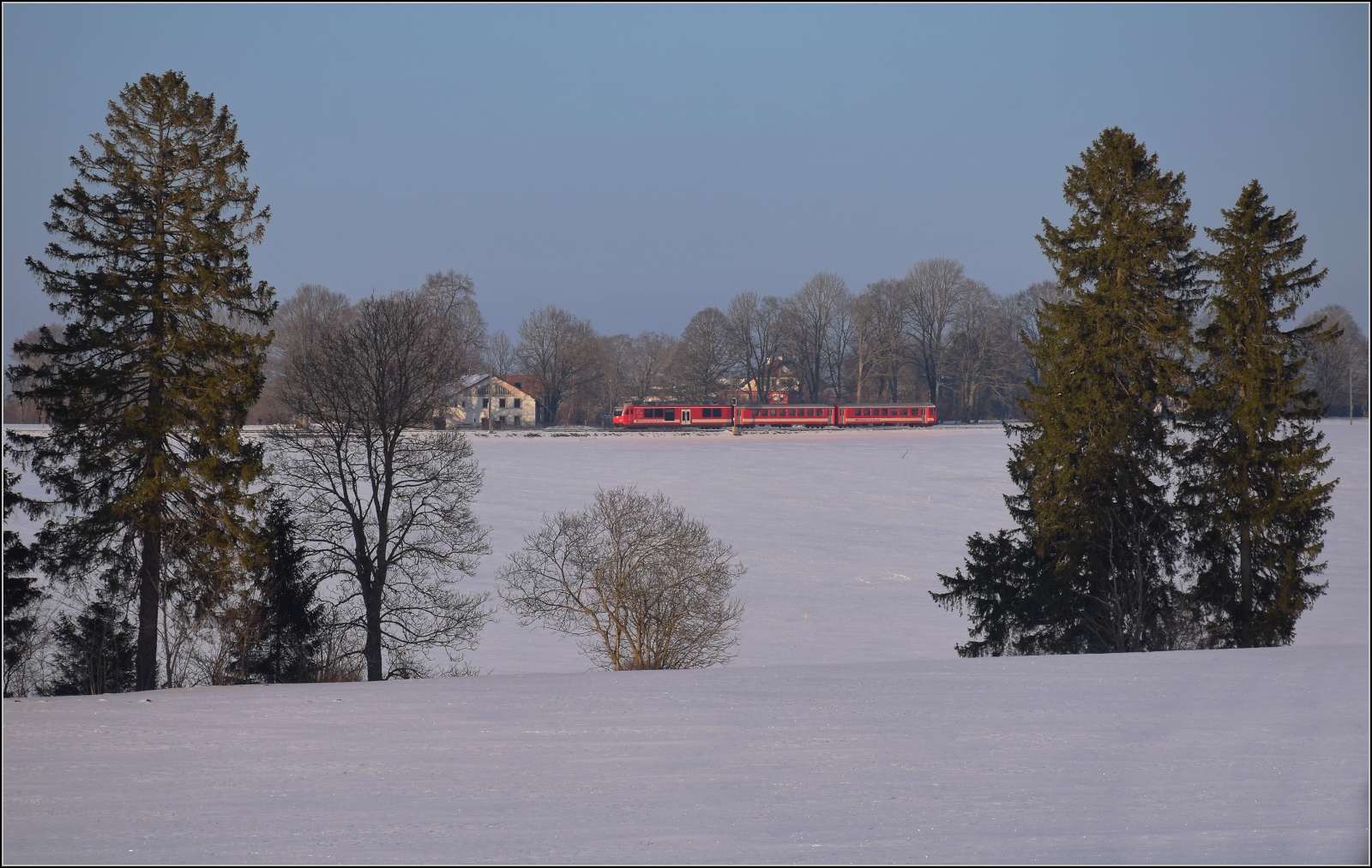 Winterlich auf den Freibergen.

Pendelzug mit Motorwagen Be 4/4 652 in Milieu de Près bei Les Reussilles. Februar 2023.