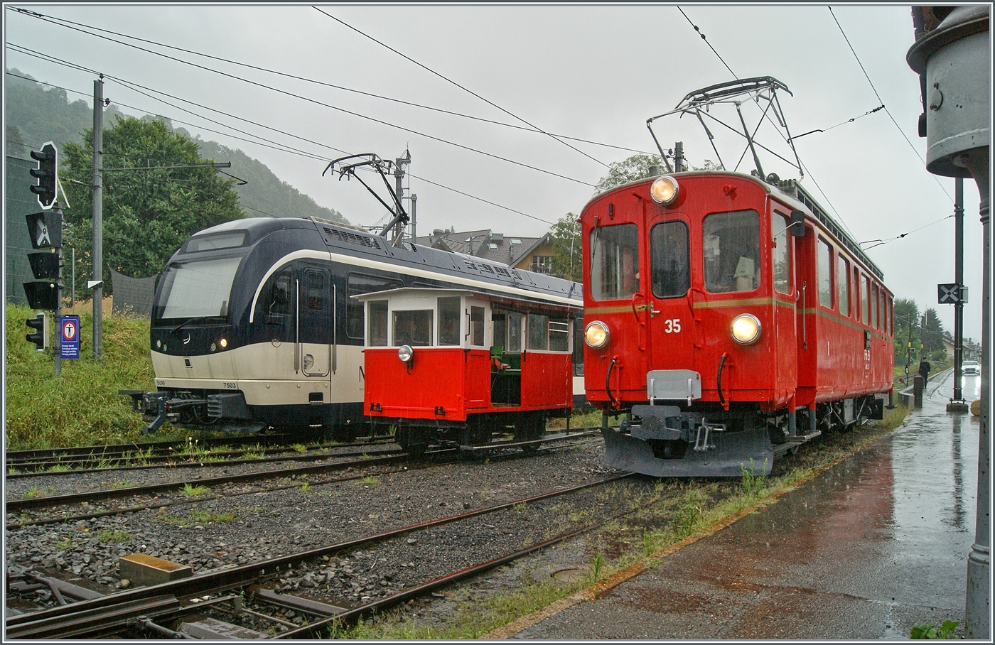 Winzig klein zeigt sich die RB Draisine der RB Dm 2/2 N° 3  Biniou  der Blonay-Chamby Bahn im Vergleich zwischen dem CEV MVR ABeh 2/6 N° 7503  Blonay-Chamby  und dem RhB ABe 4/4 N° 35 der Blonay-Chamby Bahn in Blonay. Somit dürfte die 3,71 Meter lange Dm 2/2 der kürzeste Reisezug sein, nutzte die B-C die Draisine doch vor einigen Jahren auf dem Abschnitt Chamby - Chaulin im Museumsreisezug Verkehr.

18. August 2024