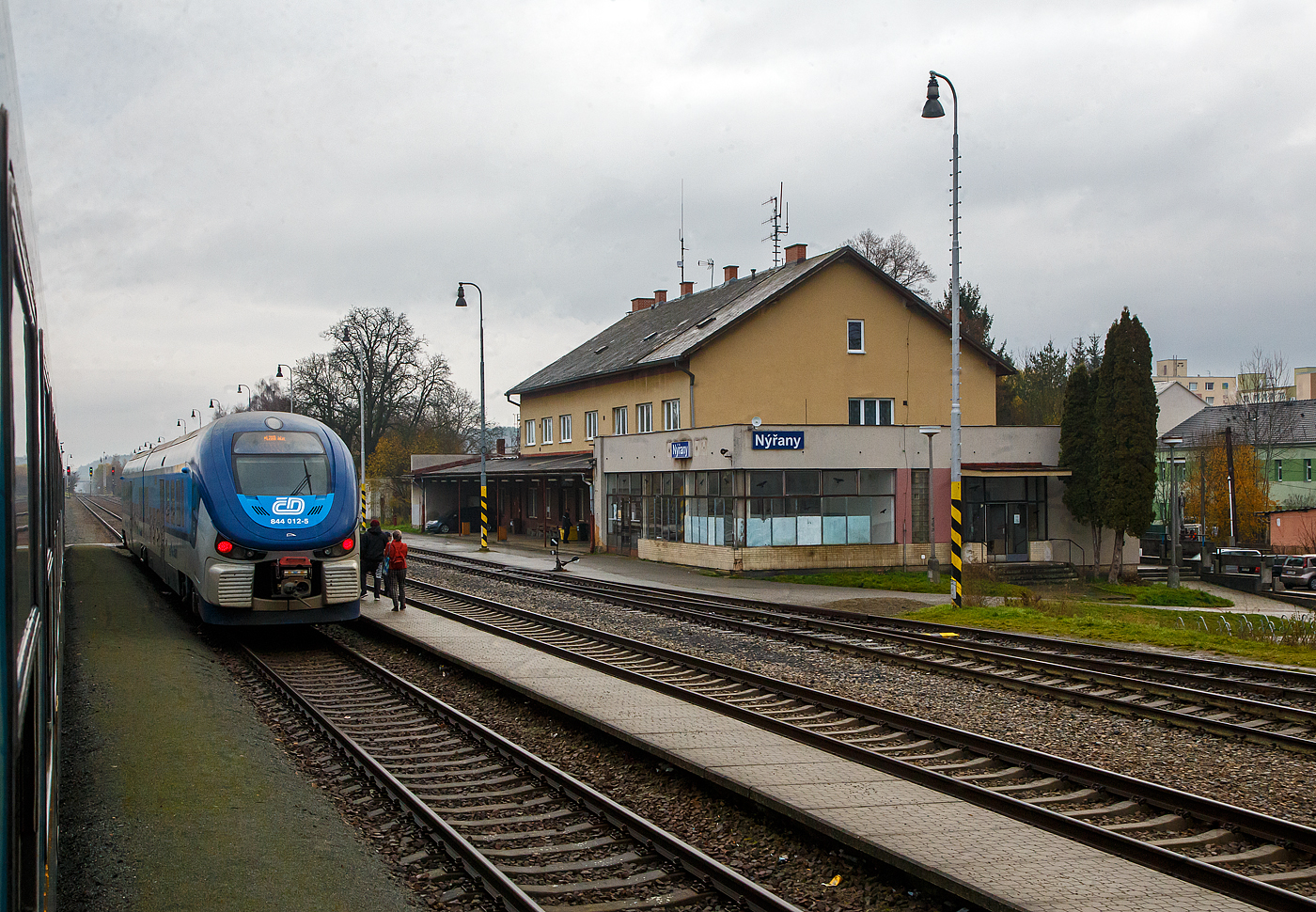 Wir fahren am 24.11.2022 mit dem EC 360 / Ex 6 (Praha – Plzeň - Furth i.W. - Schwandorf – Regensburg – Mnchen) auf der „Bhmische Westbahn“ Bahnstrecke Plzeň–Furth im Wald (SDC 180) durch den Bahnhof Nřany (Nrschan). Hier steht gerade der „RegioShark“  ČD 844 012-5 (CZ- ČD 95 54 5 844 012-5), ein Dieseltriebzug vom Typ PESA LINK II, als Regionalzug nach Plzeň (Pilsen).