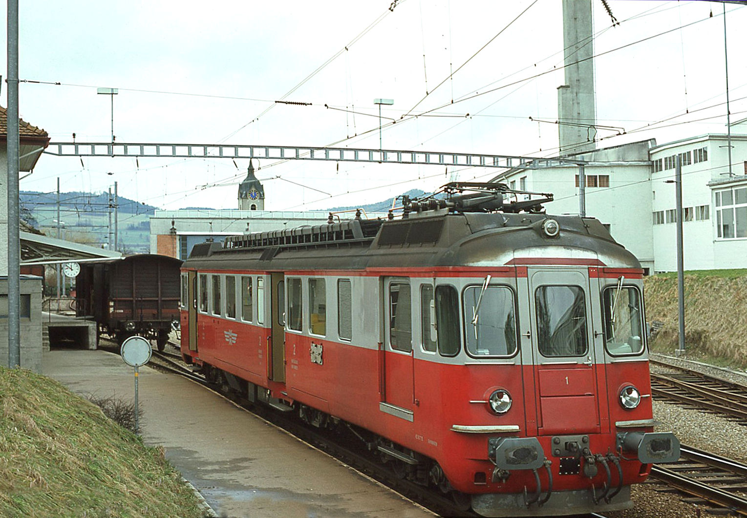 Wohlen-Meisterschwanden Bahn: Diese 8,23 km lange Bahn von Wohlen nach Fahrwangen-Meisterschwanden wurde 1997 stillgelegt (Güterverkehr 1999). Im Bild steht der Triebwagen 1 von 1966 an der Endstation Fahrwangen. 23.Januar 1976 