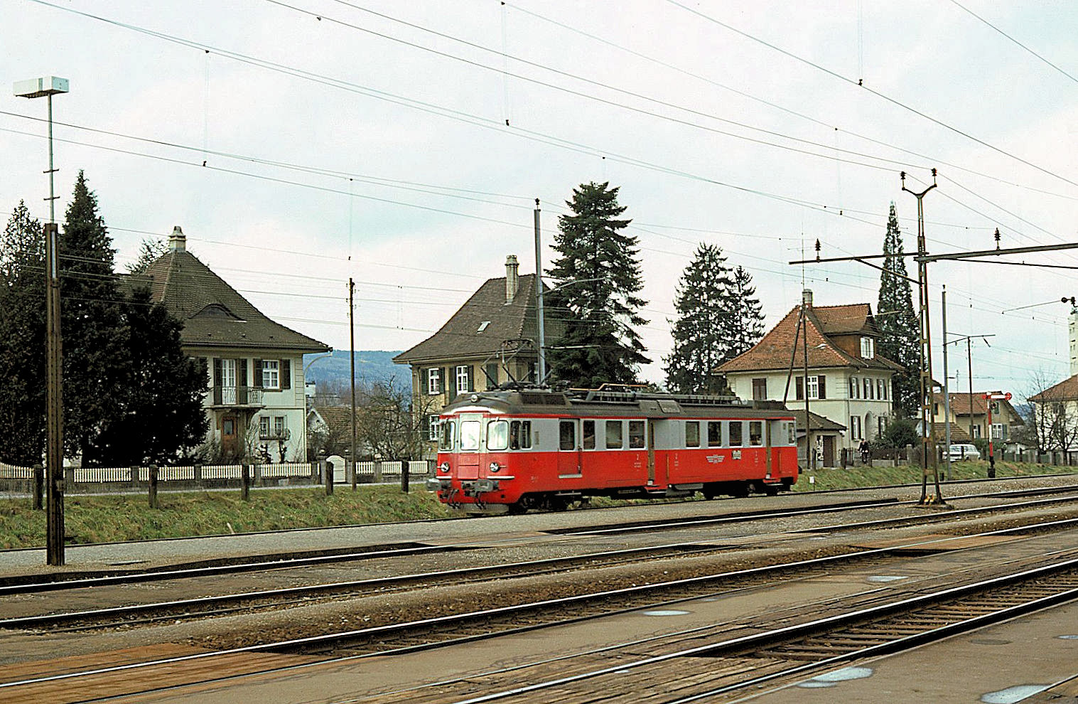Wohlen-Meisterschwanden Bahn: Triebwagen 1 von 1966 bei der Ausfahrt aus Wohlen, 23.Januar 1976 