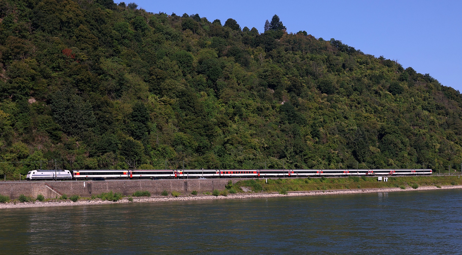 Wunderbarer Blick aus dem Wohnzimmer auf die Europa 101 mit dem EC 7 nach Basel am Haken. Kestert 11.08.2025  