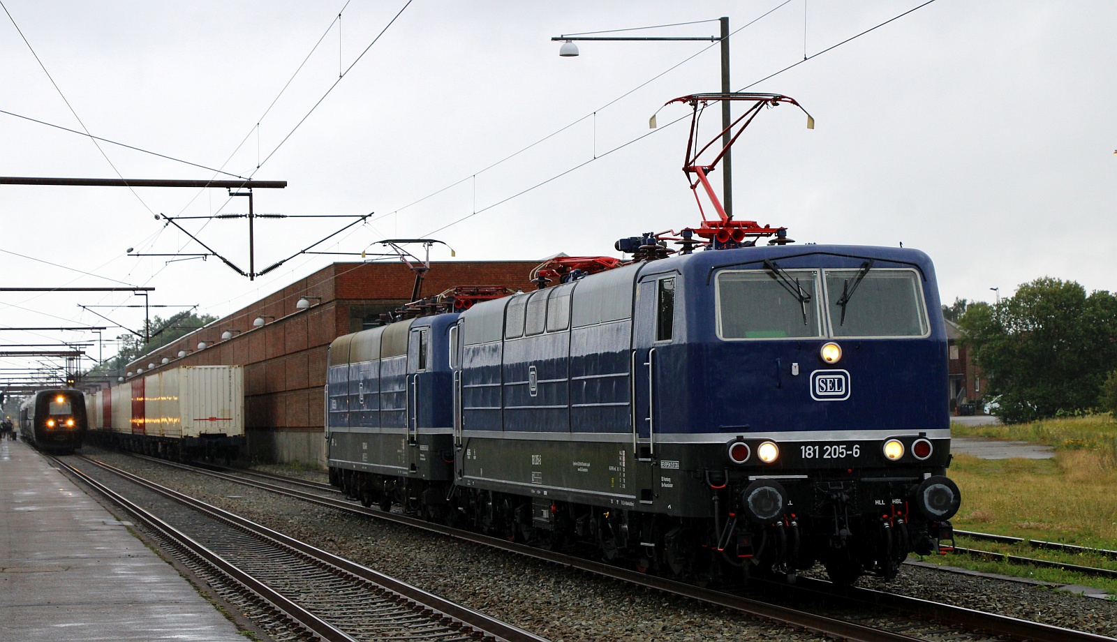 Wunderschön die beiden....SEL 181 204-9 REV/BPSM/29.06.20 und SEL 181 205-6 REV/BPSM/25.07.24 rangieren an ihren Zug. Pattburg/DK 16.08.2024