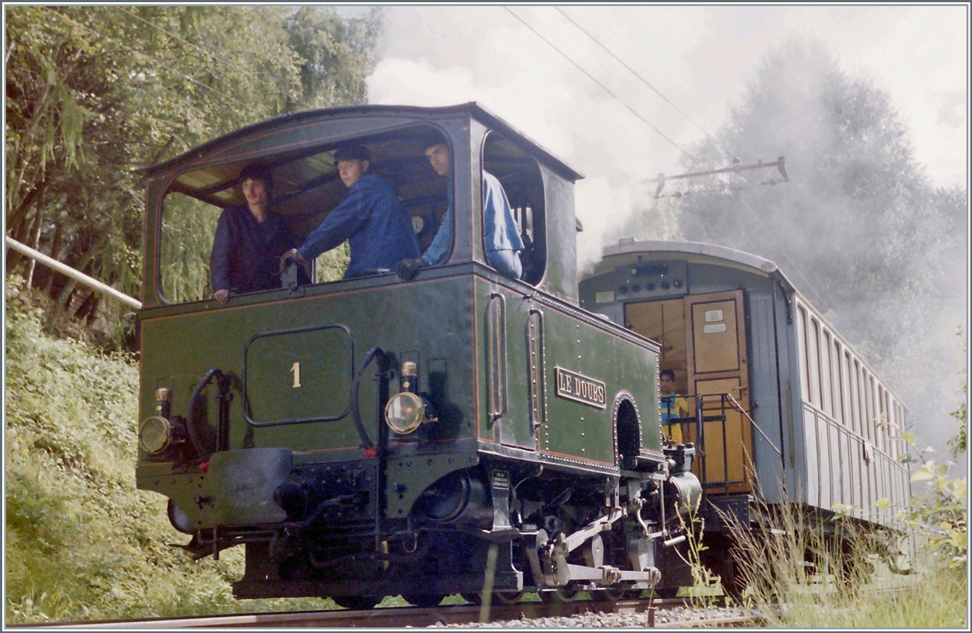 Zu Armins Bild und ausführlichen Text der G 3/3 N° 1  Le Doubs  hier noch ein Bild der Lok im Betriebseinsatz auf der Blonay-Chamby Bahn. Das Analogbild entstand bei Chantemerle und zeigt die Lok mit einem vierachsigen Personenwagen auf der Fahrt nach Blonay. 

August 1985