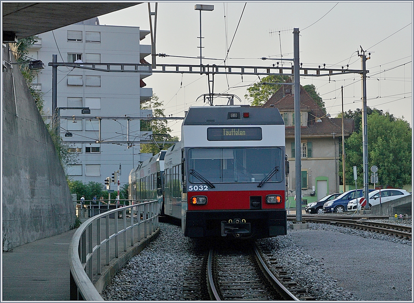 Zwei ASM /ex BTI GTW Be 2/6 verlassen den Bahnhof von Biel/Bienne. Zumindest der hinter GTW Be 2/6 5032 zeigt sich noch in den Urspurungsfaben. 

22. Juni 2017