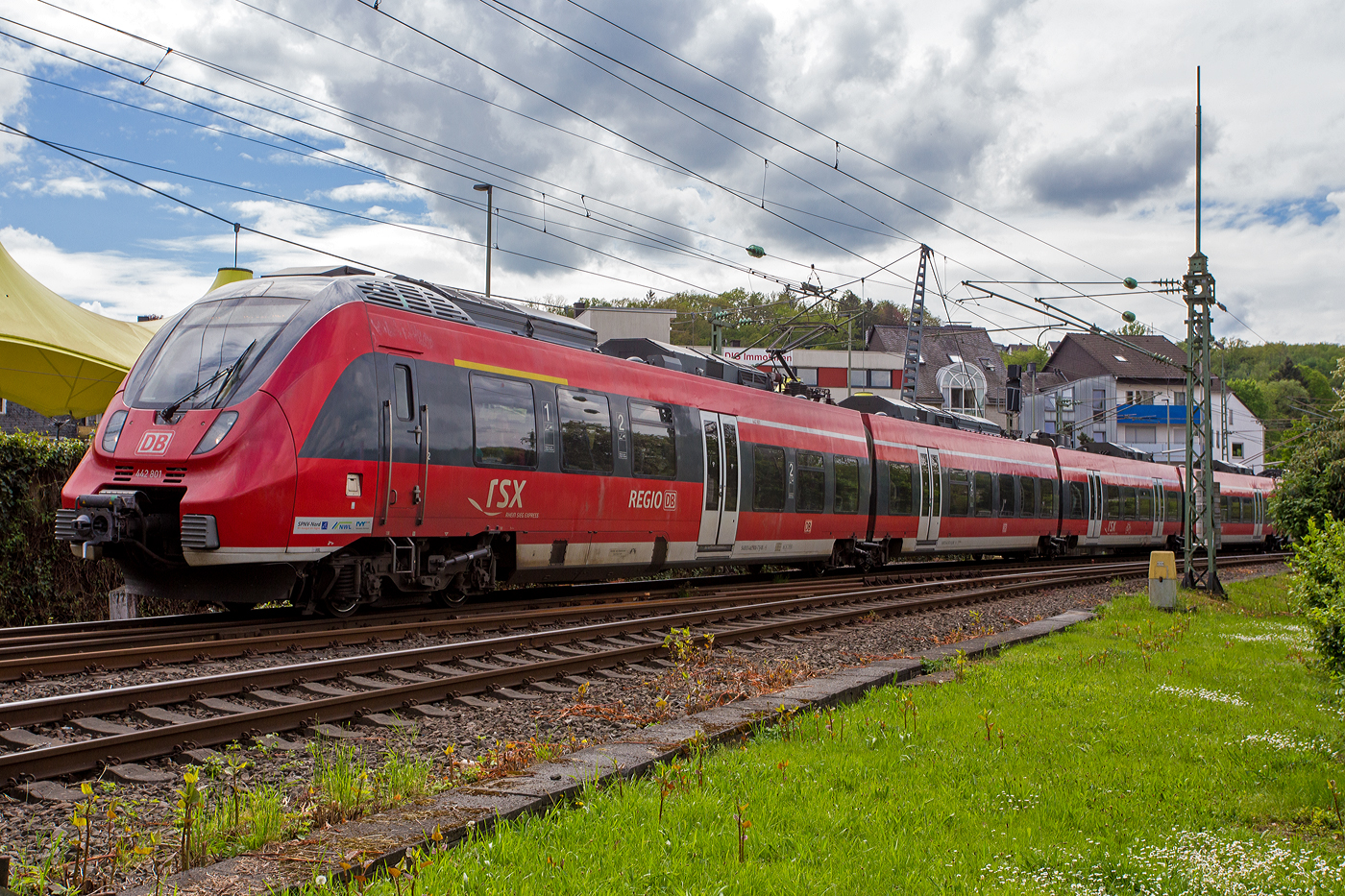 Zwei gekuppelte Bombardier Talent 2 (der fünfteilige 442 801 / 442 301 und der vierteilige 442 760 / 442 260), als RE 9 rsx - Rhein-Sieg-Express (Aachen - Köln - Siegen), verlassen am 05 Mai 2024 den Bahnhof Betzdorf (Sieg).