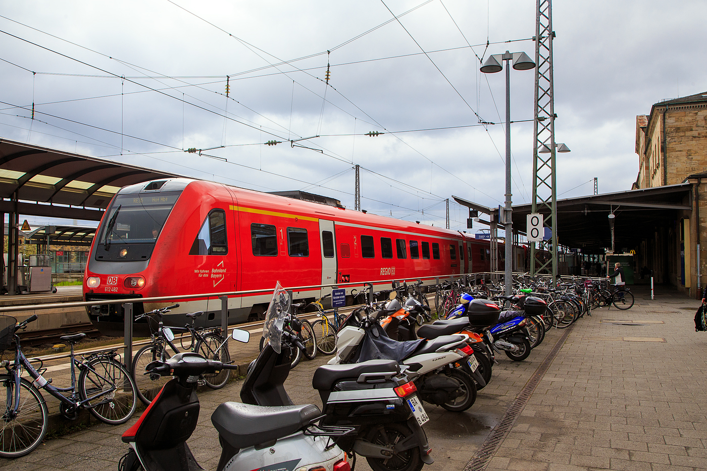 Zwei gekuppelte Dieseltriebwagen mit Neigetechnik bzw. Bombardier  RegioSwinger  der DB Regio Bayern werden am 17.04.2023 im Bahnhof Bamberg als „Main-Saale-Express“ bereitgestellt. Vorne der 612 482 / 612 982 fhrt als RE 35 (Bamberg – Lichtenfels –Hof), der hintere Zugteil fhrt als RE 32 (Bamberg – Lichtenfels - Bayreuth – Pegnitz – Nrnberg). In Neuenmarkt-Wirsberg werden dann die beiden Zugteile geteilt (geflgelt). 