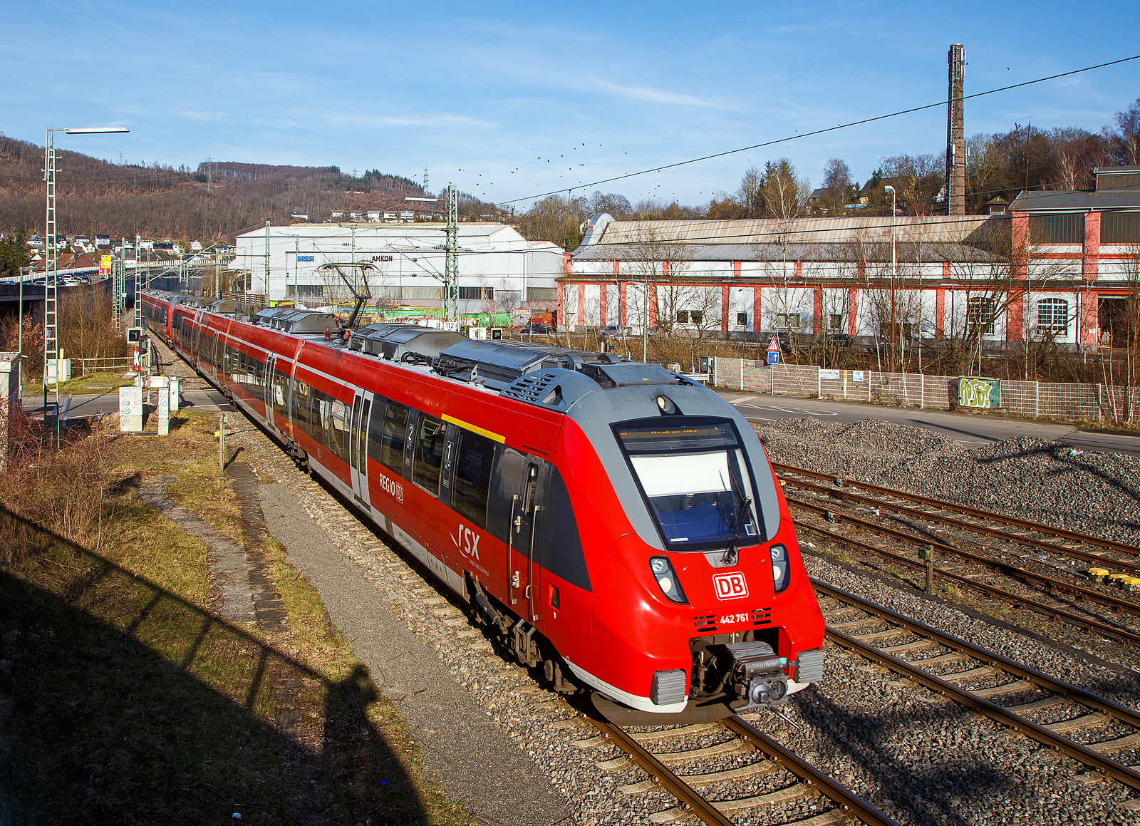 Zwei gekuppelte vierteilige Bombardier Talent 2 der DB Regio NRW, der ET 442 761/ 442 261und der ET 442 356  / 442 752 fahren am 21.02.2023, als RE 9 - Rhein Sieg Express (RSX) Siegen - Köln – Aachen, durch Niederschelden (Sieg) in Richtung Betzdorf.