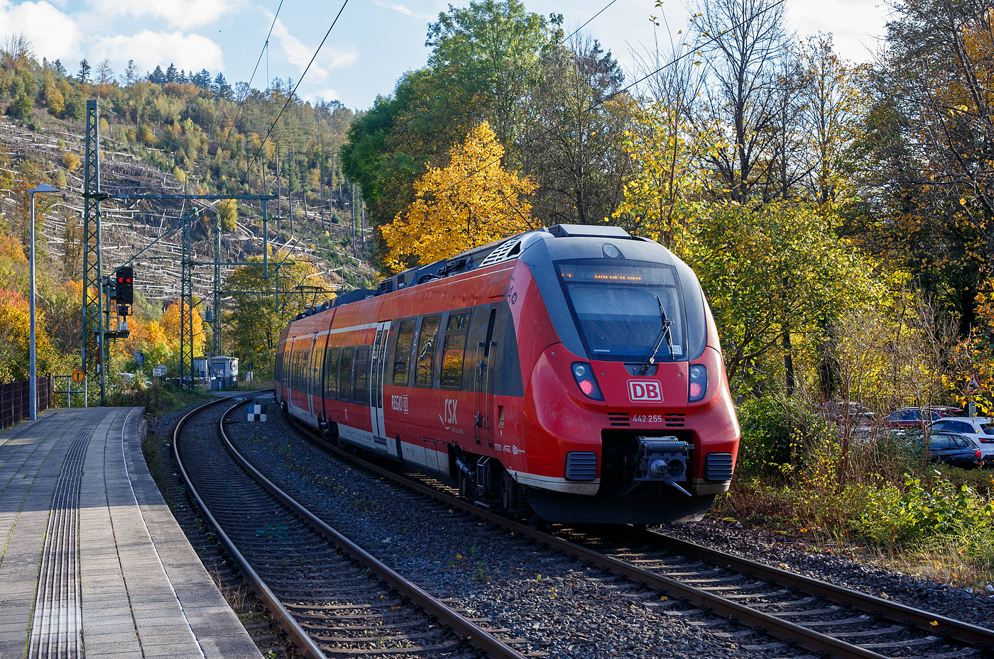 Zwei gekuppelten vierteiligen Bombardier Talent 2 – 442 758 / 258 und 442 755 / 255 verlassen am 22 Oktober 2024, als RE 9 - Rhein Sieg Express (RSX)  Siegen – Köln - Aachen – Köln, den Bahnhof Kirchen/Sieg und fahren weiter in Richtung Köln.