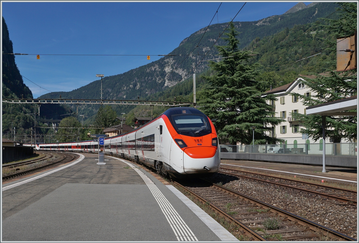 Zwei SBB GIRUNO RABe 501 sind in Faido auf dem Weg in den Süden. Auf den ersten Blick zeig sich der Bahnhof von Faido wie vor der Inbetriebnahme des GTB, doch bei genauerem Hinsehen (und wohl auf dem Foto kaum ersichtlich) sind die Gleise 1 und 4 nicht mehr in Betrieb, die Weichen sind verschraubt und die Fahrleitung geerdet. 

4. Sept. 2023