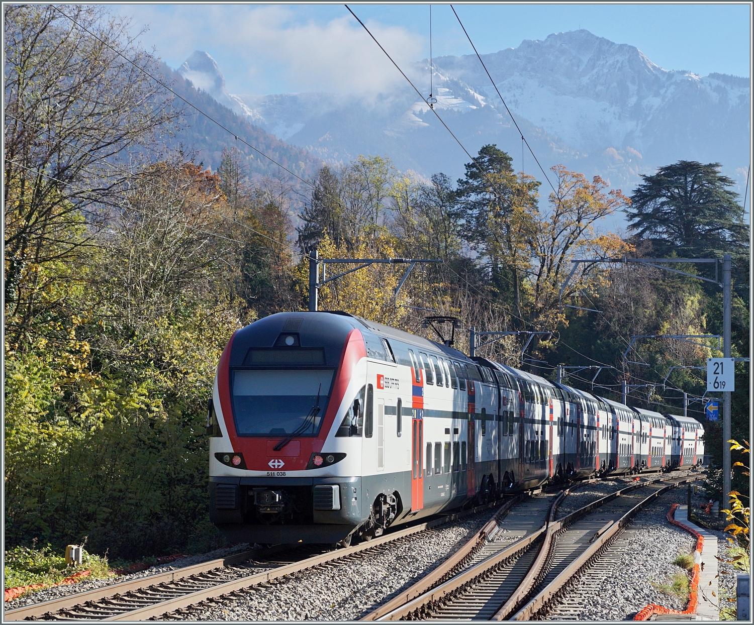 Zwei SBBB RABe 511 sind bei Burier auf dem Weg von Annemasse nach St-Maurice. 

23. Nov. 2023