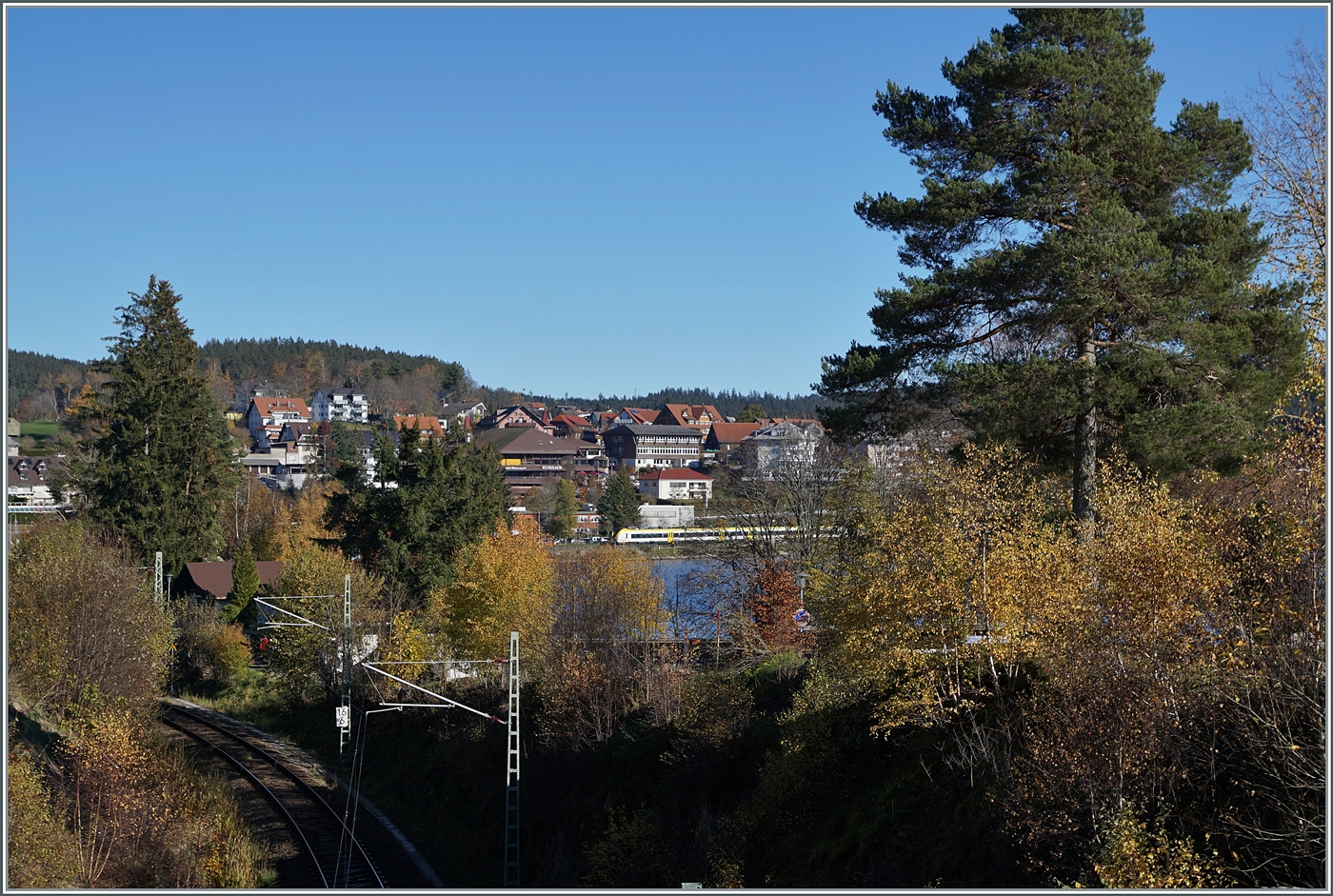 Zwei Triebzge der Baureihe 1440 haben Schluchsee verlassen und sind nun auf dem Weg in Richtung Aha. 

13. November 2022