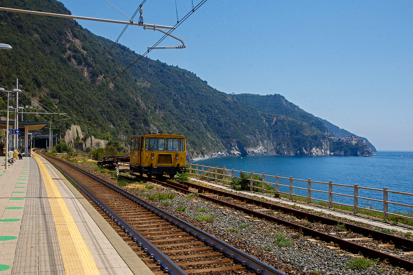 Zweiachsige Mannschafts-Draisine (Autocarrello della squadra) IT-RFI 151774-3 der RFI (Rete Ferroviaria Italiana) abgestellt am 21.07.2022 im Cinque Terre Bahnhof Corniglia. 

TECHNISCHE DATEN (laut Anschriften):
Spurweite: 1.435 mm
Achsanzahl: 2
Lnge ber Puffer: 5.300 mm
Achsabstand: 2.800 mm
Treibraddurchmesser: 760 mm
Hchstgeschwindigkeit: 30 km/h / geschleppt 70 km/h
Eigengewicht: 7.800 kg

Hinten rechts auf den Felsvorsprung kann man Manarola erkennen.
