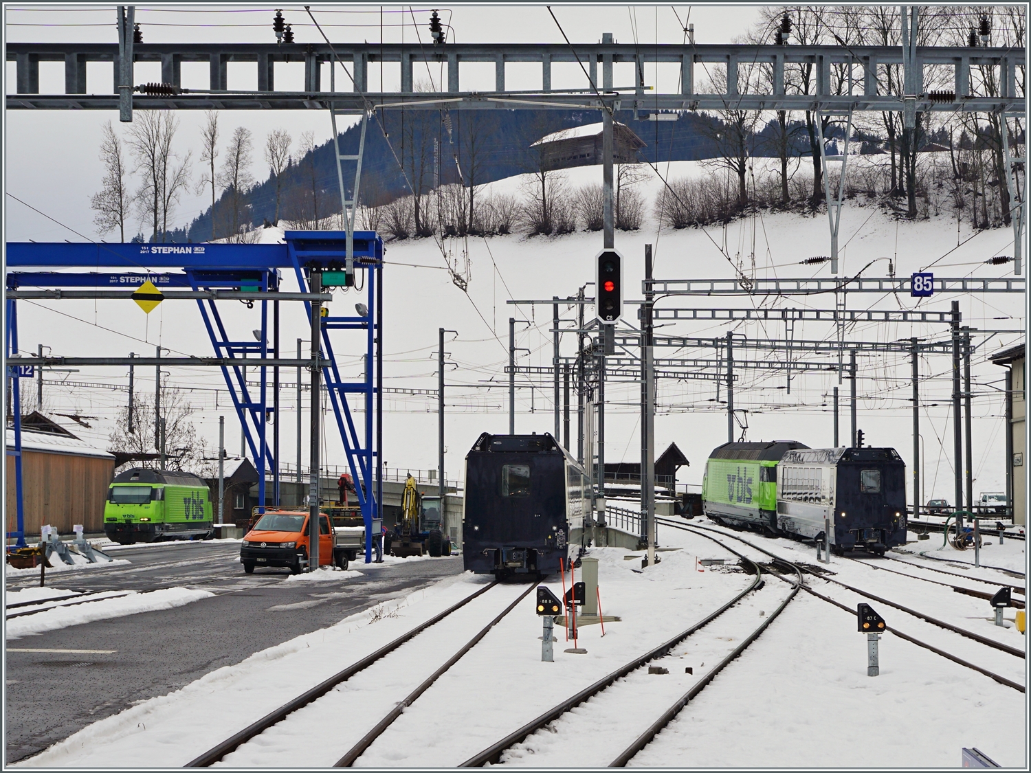 Zweisimmen mit BLS Re 465 und  Interface  Wagen fr die Spurwechselzge Montreux Interlaken Ost. Lieder musste der Betrieb nach gut 150 Zgen bereits eingestellt werden, da die Spurwechselzge die Herzstcke der Normalspurweichen beschdigten. 
Neuerdings (ab 11.6.23) verkehrt aber wieder ein Zugspaar direkt von Montreux nach Interlaken und zurck. 

15. Dez. 2023