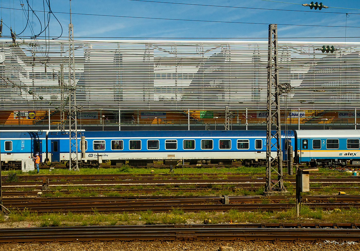 Zweite Klasse klimatisierter EuroCity Großraumwagen (Reisezugwagen) mit Fahrradgepäckabteil, CZ-ČD 61 54 20-71 031-6 der Gattung/Bauart Bdmpee 233 abgestellt am 13 September 2022, eingereiht in einem „alex“-Zug, beim Hauptbahnhof München.

Die 40 dieser RIC EuroCity-Großraumwagen wurden zwischen 1986 und 1987 vom VEB Waggonbau Bautzen (damals noch Volkseigener Betrieb, ehemals LOWA, später Deutsche Waggonbau AG jetzt Bombardier) für die Tschechoslowakischen Staatsbahnen (ČSD), dieser als Gattung/Bauart Bmee248 (51 54 21-70 031) gebaut und geliefert. Im Zuge der Teilung der Tschechoslowakei am 1. Januar 1993 kamen diese Wagen zur ČD - České dráhy (Tschechische Bahnen). Zwischen 2013 und 2014 wurden sie in die heutige Gattung/Bauart Bdmpee 233 modernisiert und waden unter den Nummern CZ-ČD 61 54 20-71 0xx-x geführt.

Die Wagen sind klimatisierte Wagen des Typs UIC-Z mit einer Länge von 26.400 mm. Sie verfügen über GP 200 Drehgestelle. Sie sind mit Scheibenbremsen und einer Not-Elektromagnetschienenbremse ausgestattet ist. Die zulässige Höchstgeschwindigkeit beträgt 160 km/h. Im Zuge des Umbaus wurde der Innenraum komplett erneuert, nun geräumiger gestaltet, inklusive Austausch der Fenster, die Wagen haben ein Gepäckabteil für Sperrgepäck, Fahrrädern und Kinderwagen, eine Toilette mit geschlossenem System, zudem ist ein elektronisches Informations- und Reservierungssystem sind installiert.

Auf den hintereinander liegenden Sitzen befinden sich Klapptische, auf den gegenüberliegenden Sitzen große Klapptische. Im Gepäckabteil sind vier Haken zum Transport von (4) Fahrrädern angebracht.

TECHNISCHE DATEN:
Hersteller:  VEB Waggonbau Bautzen 
Spurweite: 1.435 mm (Normalspur)
Länge über Puffer: 26.400 mm
Wagenkastenlänge: 26.100 mm
Drehzapfenabstand: 19.000 mm
Achsstand im Drehgestell: 2.600 mm
Drehgestellbauart: GP 200
Leergewicht: 44 t
Höchstgeschwindigkeit: 160 km/h
Zulassungen: RIC (mehrspannungsfähig)
Sitzplätze: 80 in der 2. Klasse 
Fahrradplätze: 4
Bremsbauart: DK-GP-Mg
